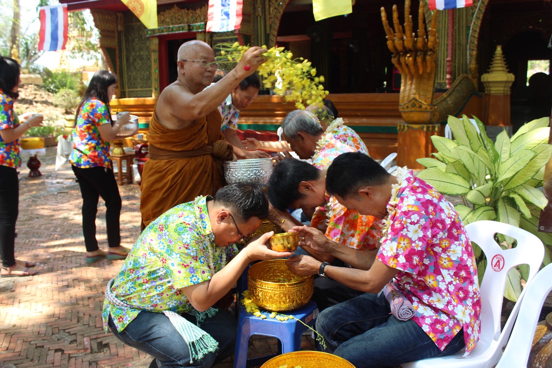 สพจ.หนองคาย จัดงานสรงน้ำพระสงฆ์และรดน้ำขอพร เนื่องในโอกาสวันสงกรานต์ ประจำปี 2561