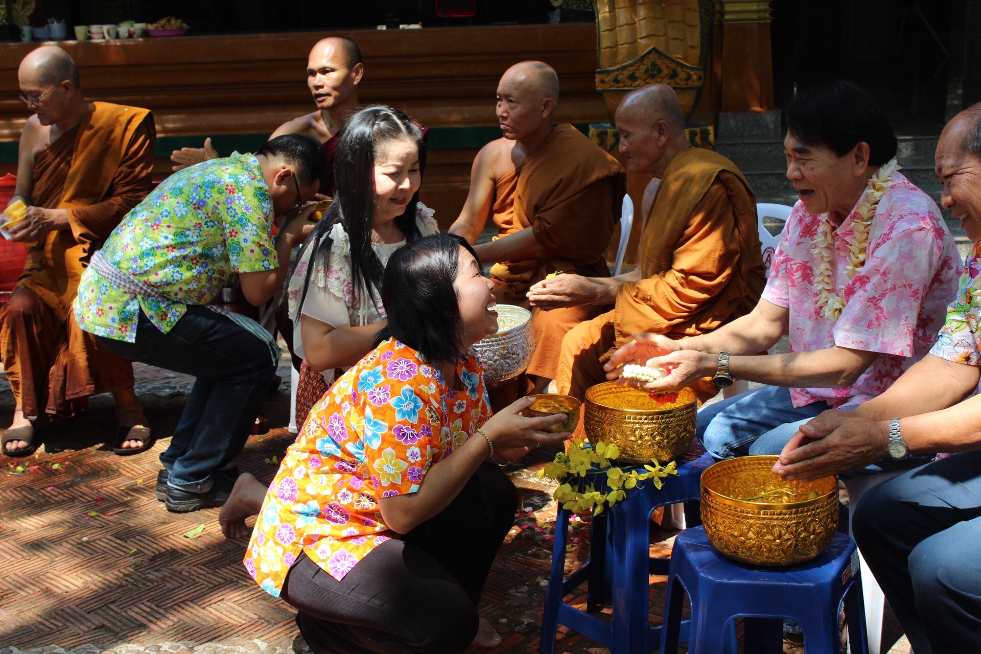สพจ.หนองคาย จัดงานสรงน้ำพระสงฆ์และรดน้ำขอพร เนื่องในโอกาสวันสงกรานต์ ประจำปี 2561