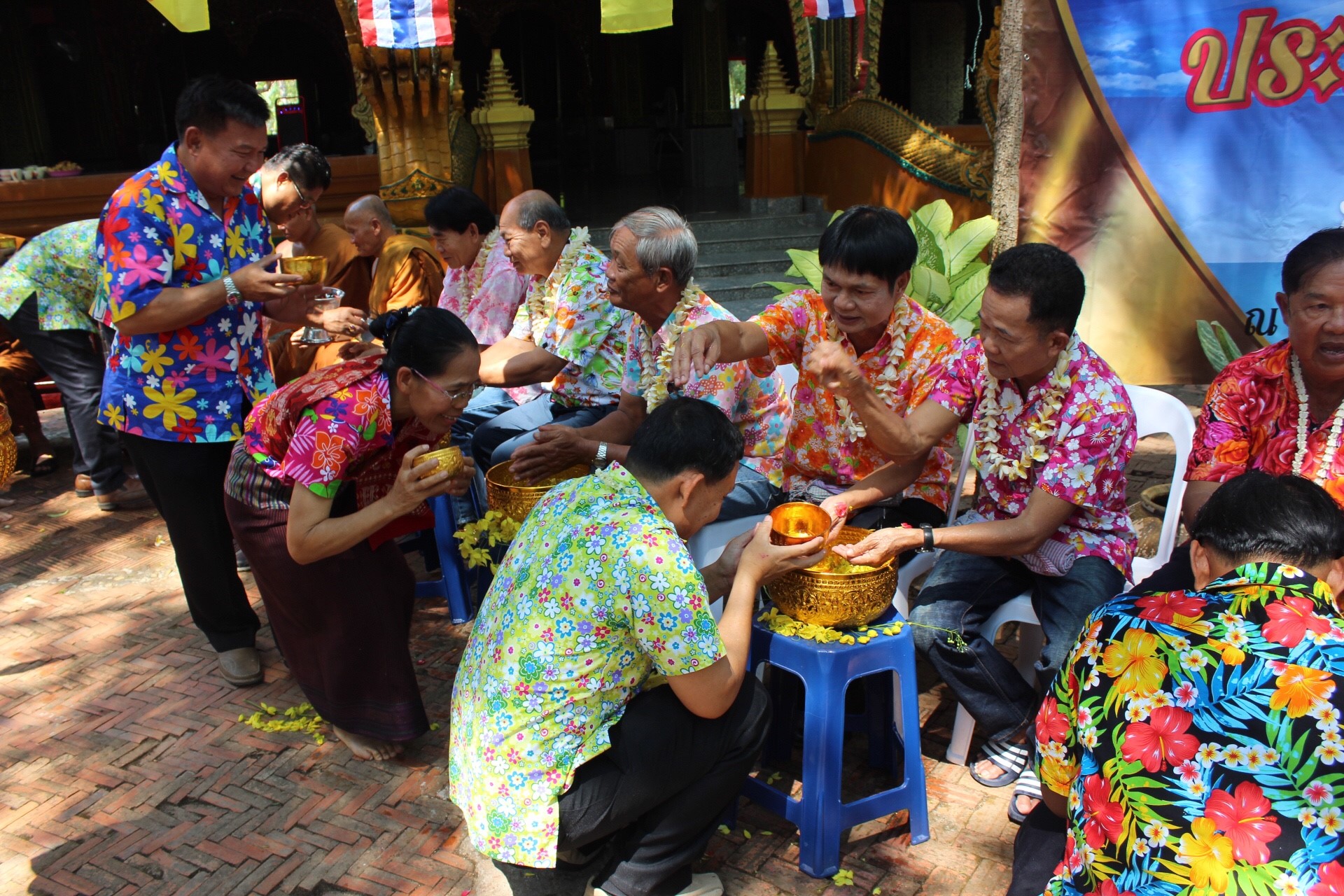 สพจ.หนองคาย จัดงานสรงน้ำพระสงฆ์และรดน้ำขอพร เนื่องในโอกาสวันสงกรานต์ ประจำปี 2561