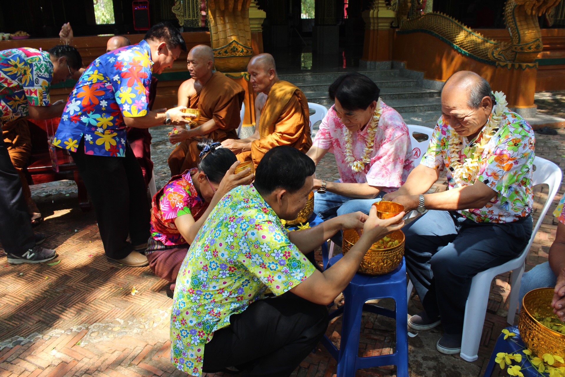 สพจ.หนองคาย จัดงานสรงน้ำพระสงฆ์และรดน้ำขอพร เนื่องในโอกาสวันสงกรานต์ ประจำปี 2561