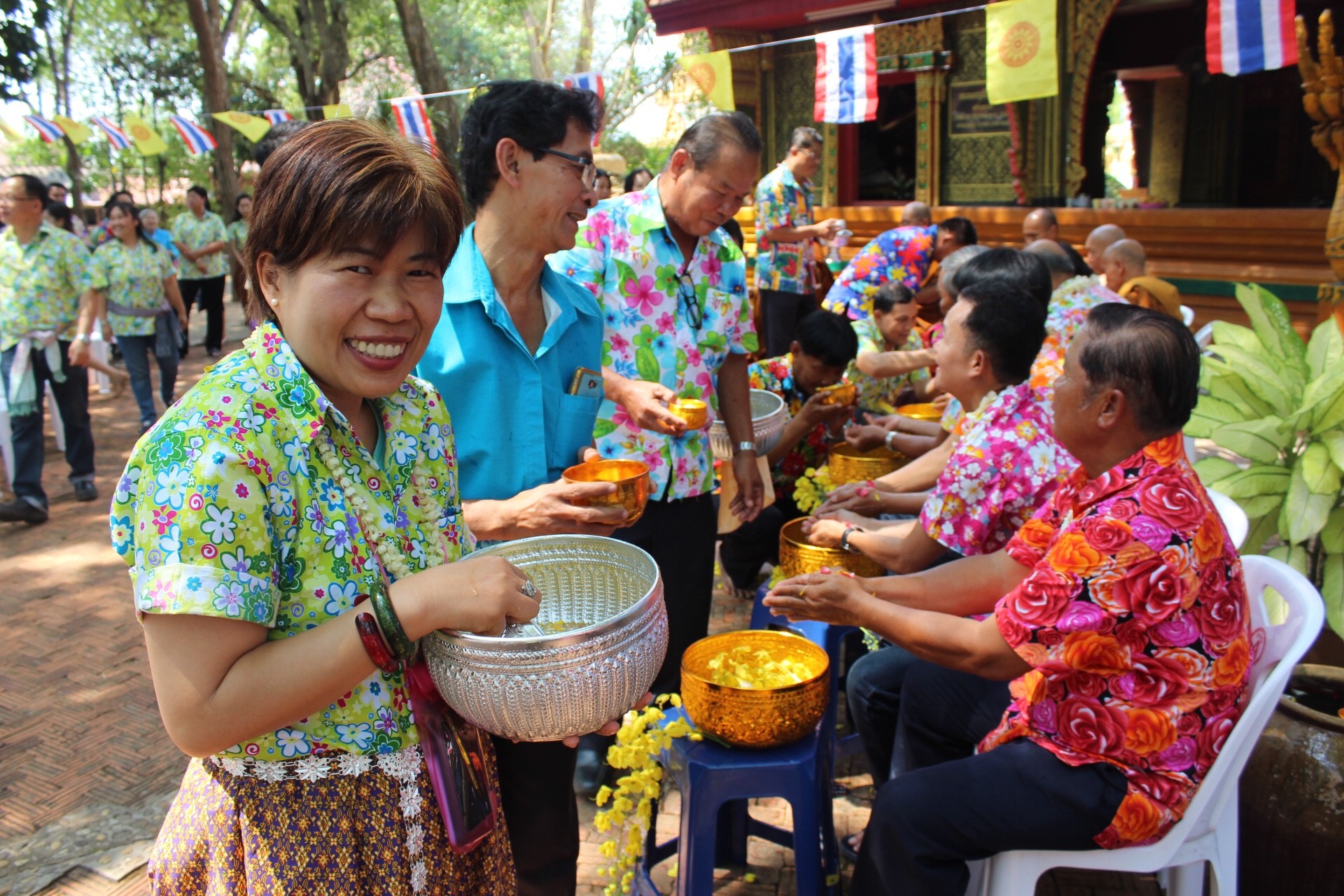 สพจ.หนองคาย จัดงานสรงน้ำพระสงฆ์และรดน้ำขอพร เนื่องในโอกาสวันสงกรานต์ ประจำปี 2561
