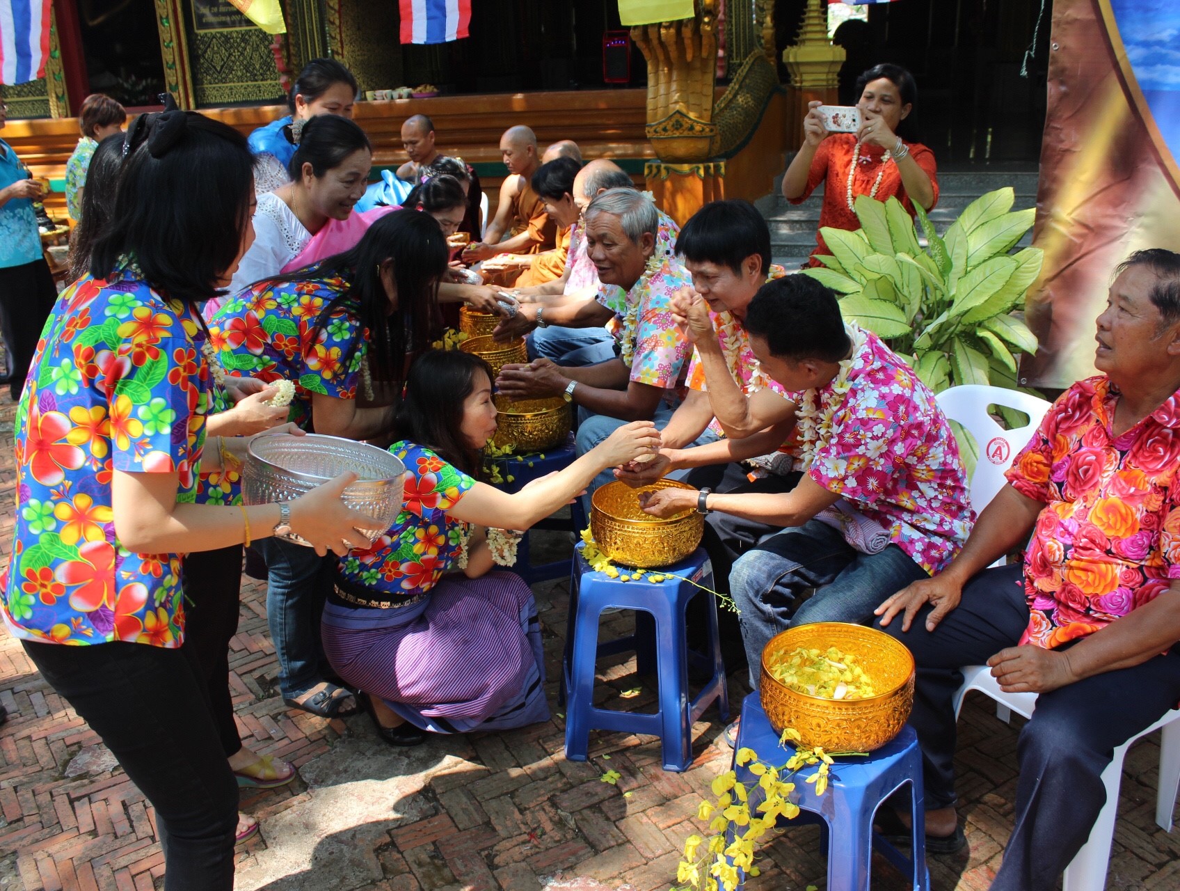 สพจ.หนองคาย จัดงานสรงน้ำพระสงฆ์และรดน้ำขอพร เนื่องในโอกาสวันสงกรานต์ ประจำปี 2561