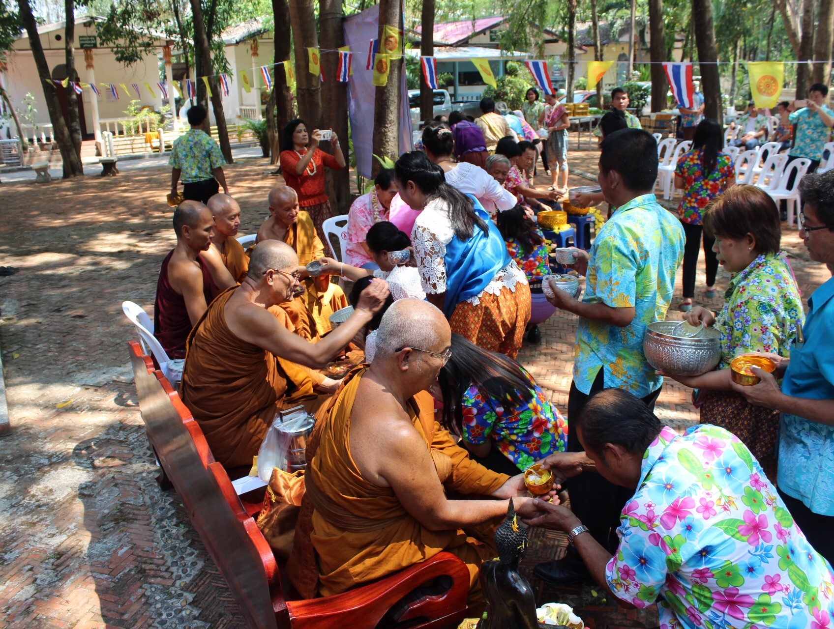 สพจ.หนองคาย จัดงานสรงน้ำพระสงฆ์และรดน้ำขอพร เนื่องในโอกาสวันสงกรานต์ ประจำปี 2561
