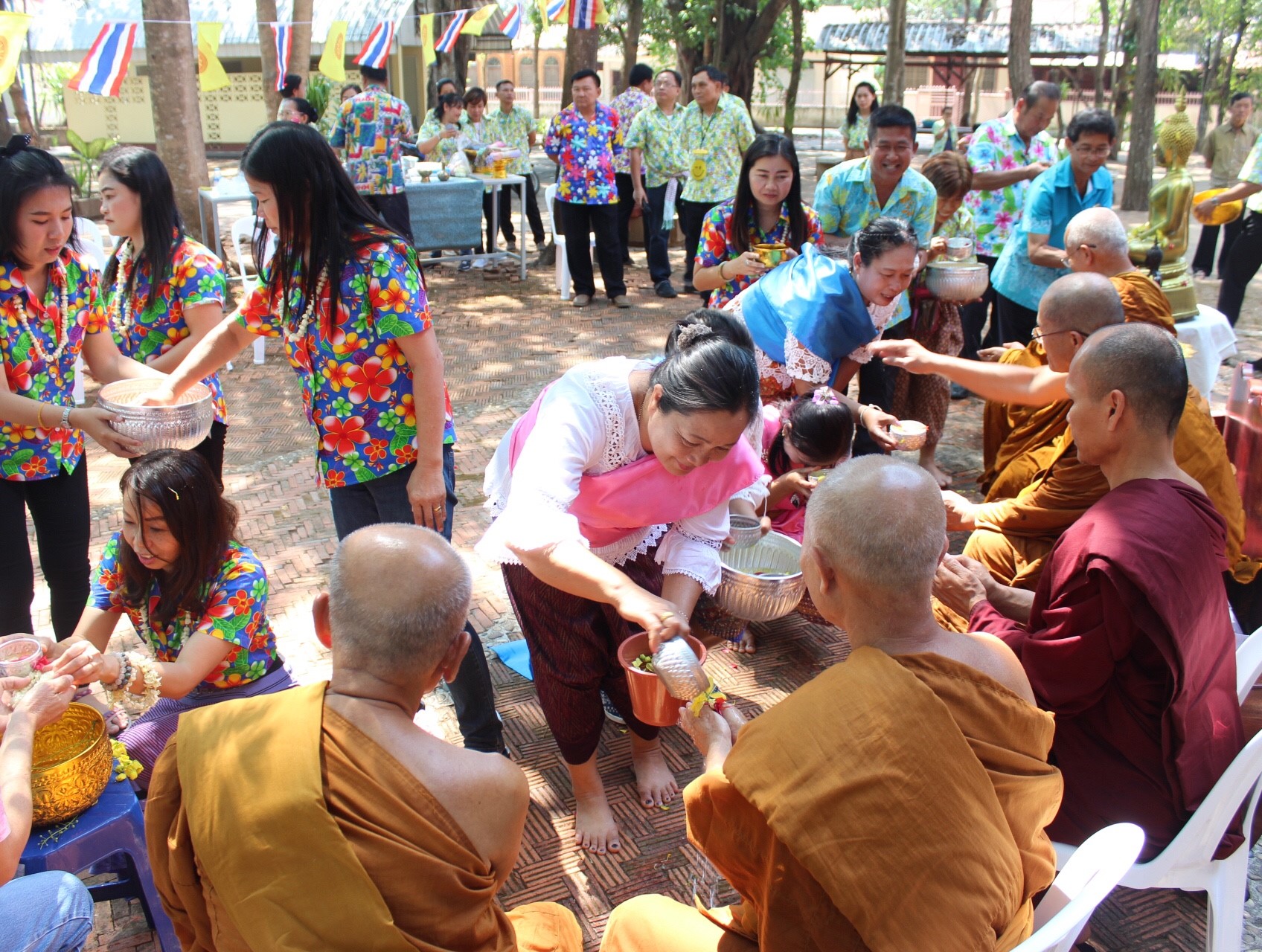 สพจ.หนองคาย จัดงานสรงน้ำพระสงฆ์และรดน้ำขอพร เนื่องในโอกาสวันสงกรานต์ ประจำปี 2561