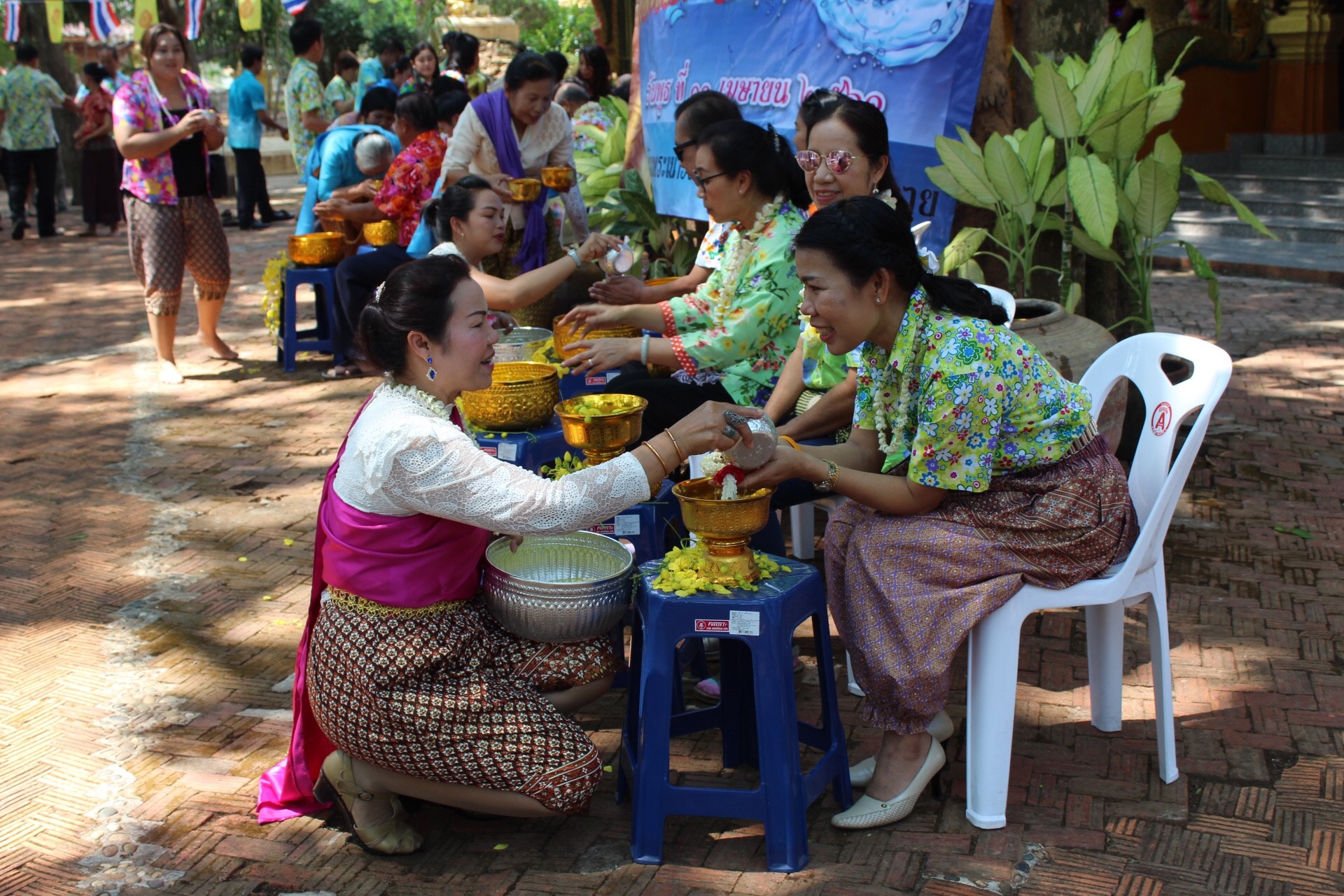 สพจ.หนองคาย จัดงานสรงน้ำพระสงฆ์และรดน้ำขอพร เนื่องในโอกาสวันสงกรานต์ ประจำปี 2561