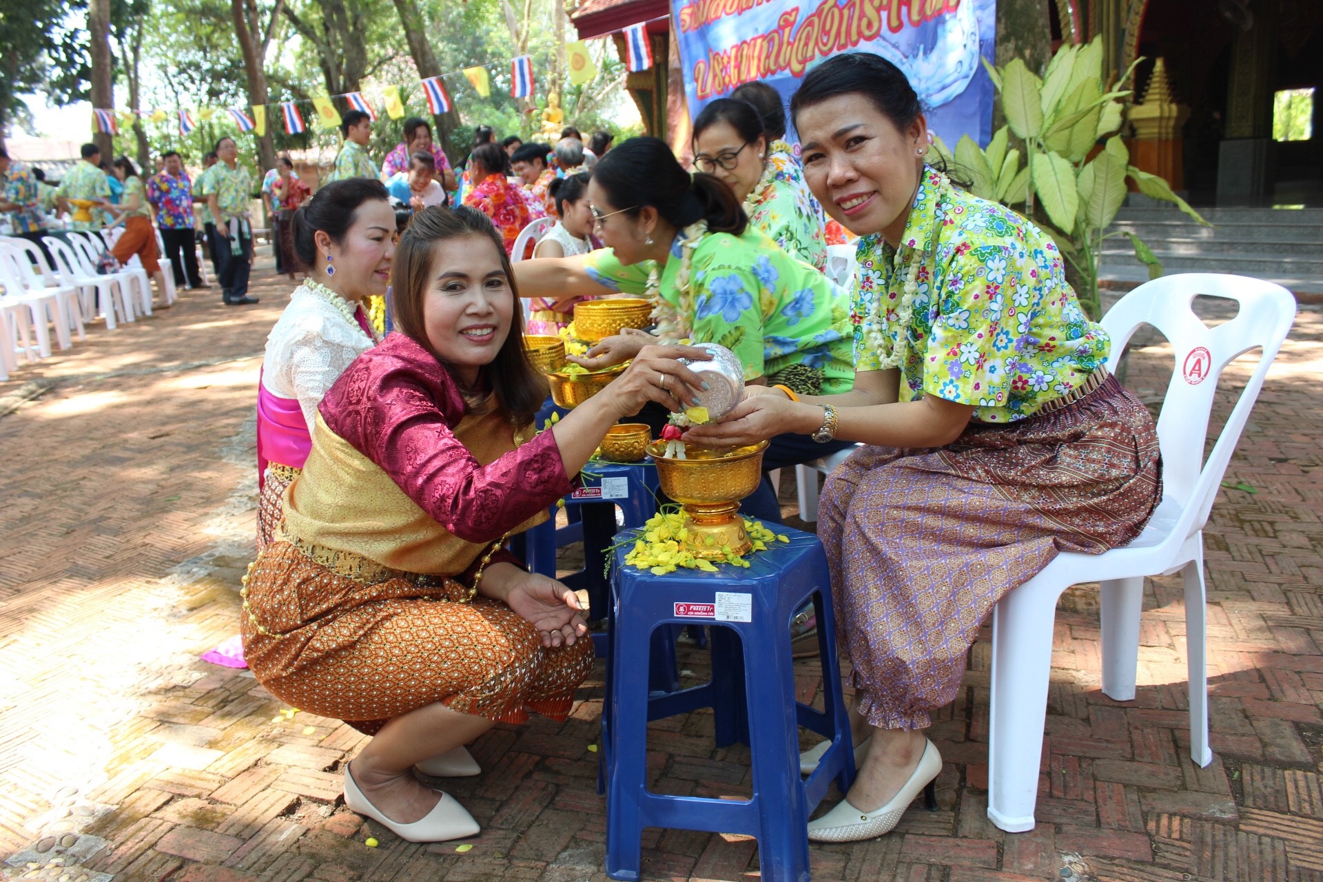 สพจ.หนองคาย จัดงานสรงน้ำพระสงฆ์และรดน้ำขอพร เนื่องในโอกาสวันสงกรานต์ ประจำปี 2561
