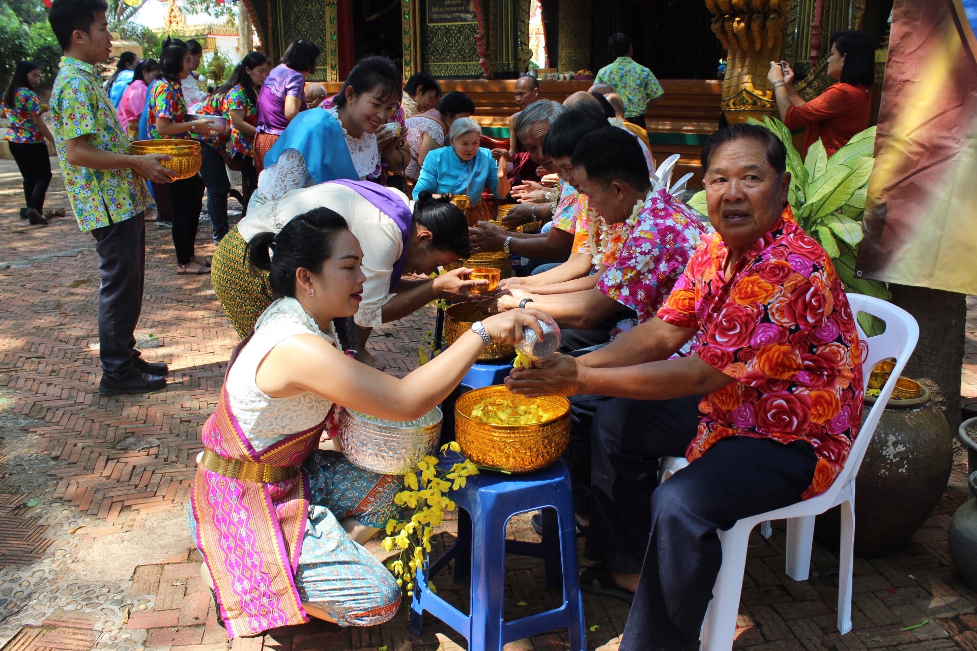 สพจ.หนองคาย จัดงานสรงน้ำพระสงฆ์และรดน้ำขอพร เนื่องในโอกาสวันสงกรานต์ ประจำปี 2561