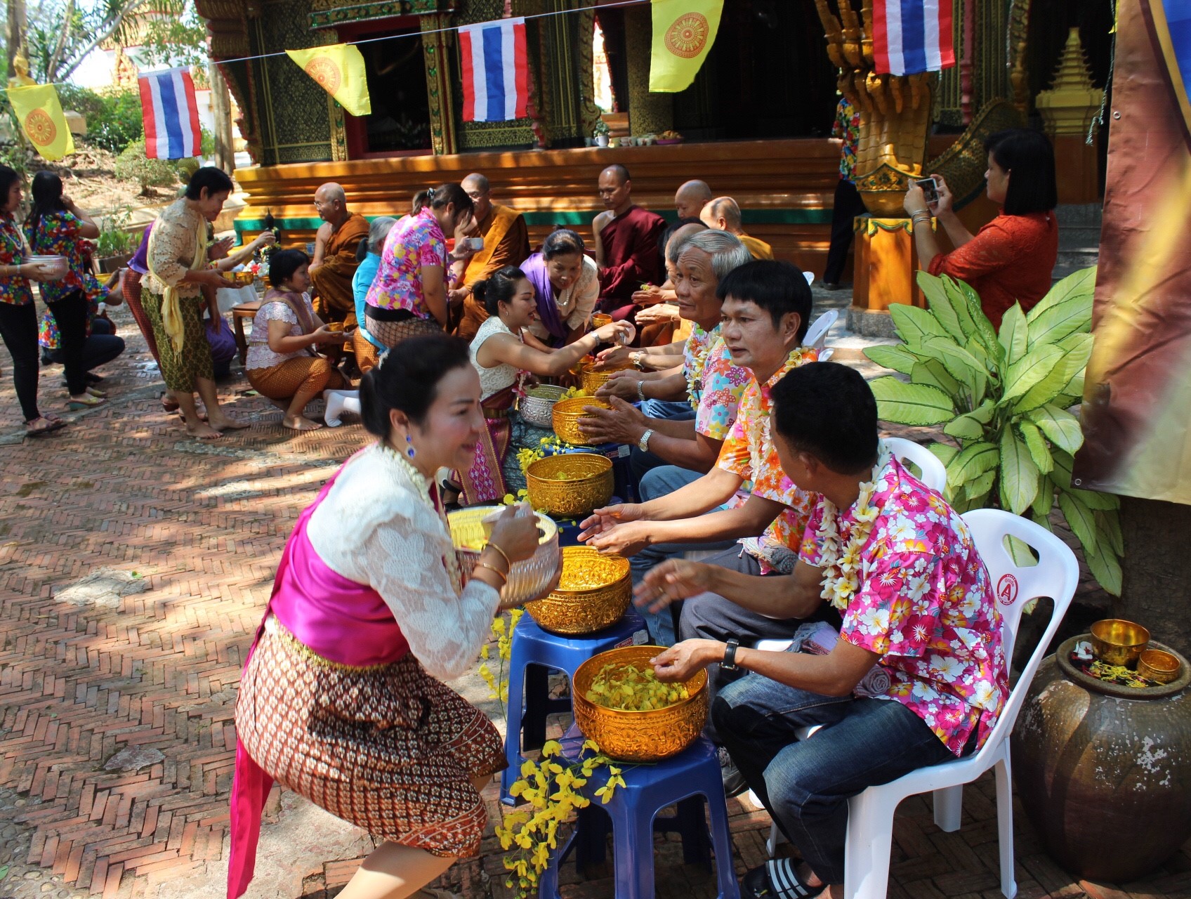 สพจ.หนองคาย จัดงานสรงน้ำพระสงฆ์และรดน้ำขอพร เนื่องในโอกาสวันสงกรานต์ ประจำปี 2561