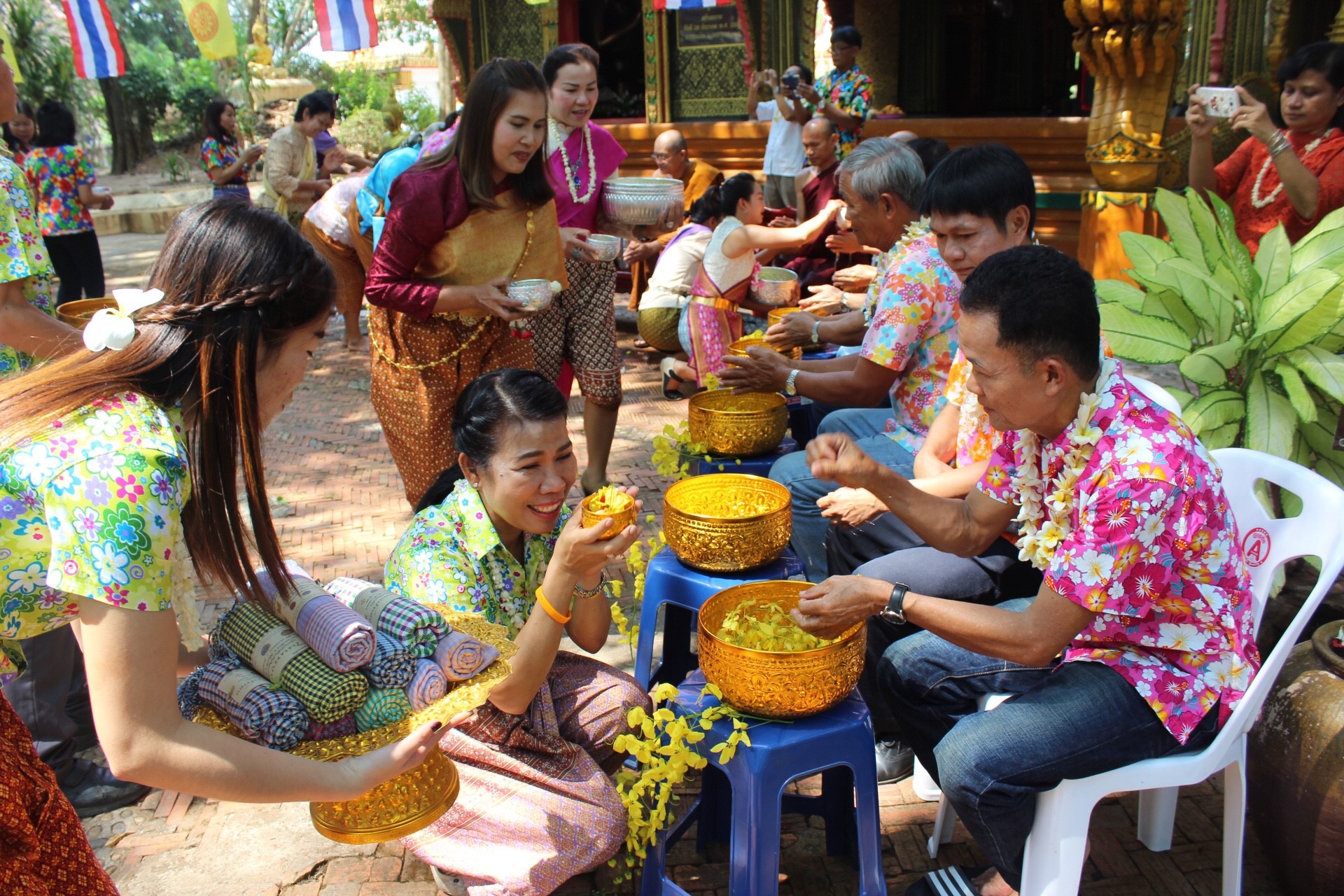 สพจ.หนองคาย จัดงานสรงน้ำพระสงฆ์และรดน้ำขอพร เนื่องในโอกาสวันสงกรานต์ ประจำปี 2561