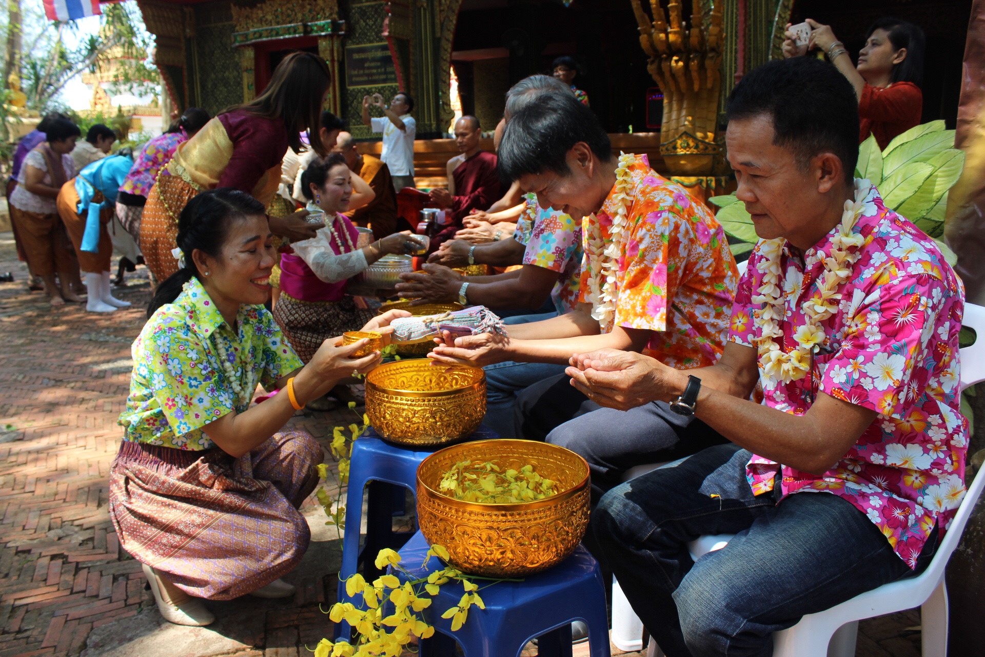 สพจ.หนองคาย จัดงานสรงน้ำพระสงฆ์และรดน้ำขอพร เนื่องในโอกาสวันสงกรานต์ ประจำปี 2561