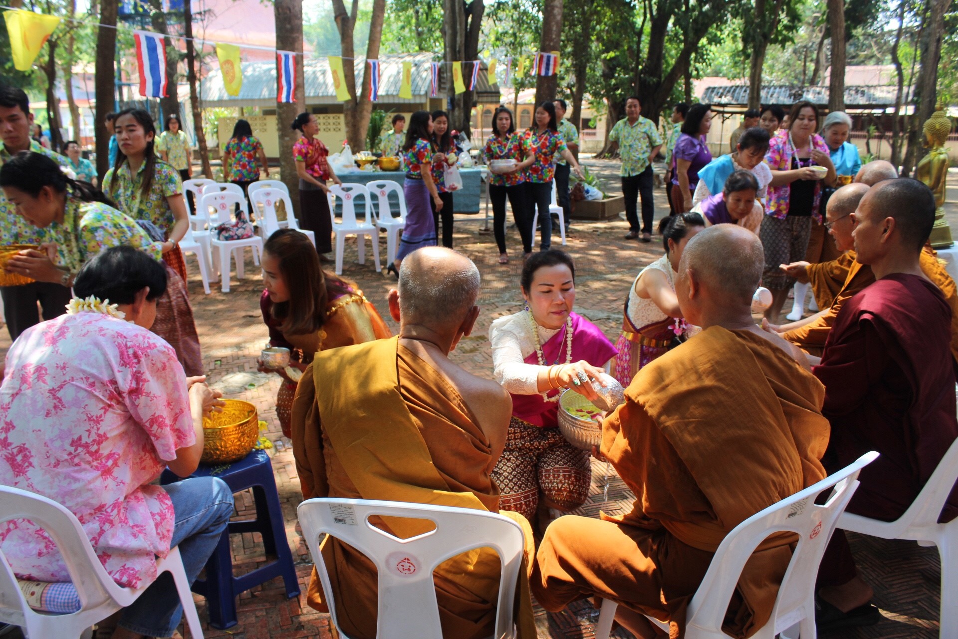 สพจ.หนองคาย จัดงานสรงน้ำพระสงฆ์และรดน้ำขอพร เนื่องในโอกาสวันสงกรานต์ ประจำปี 2561