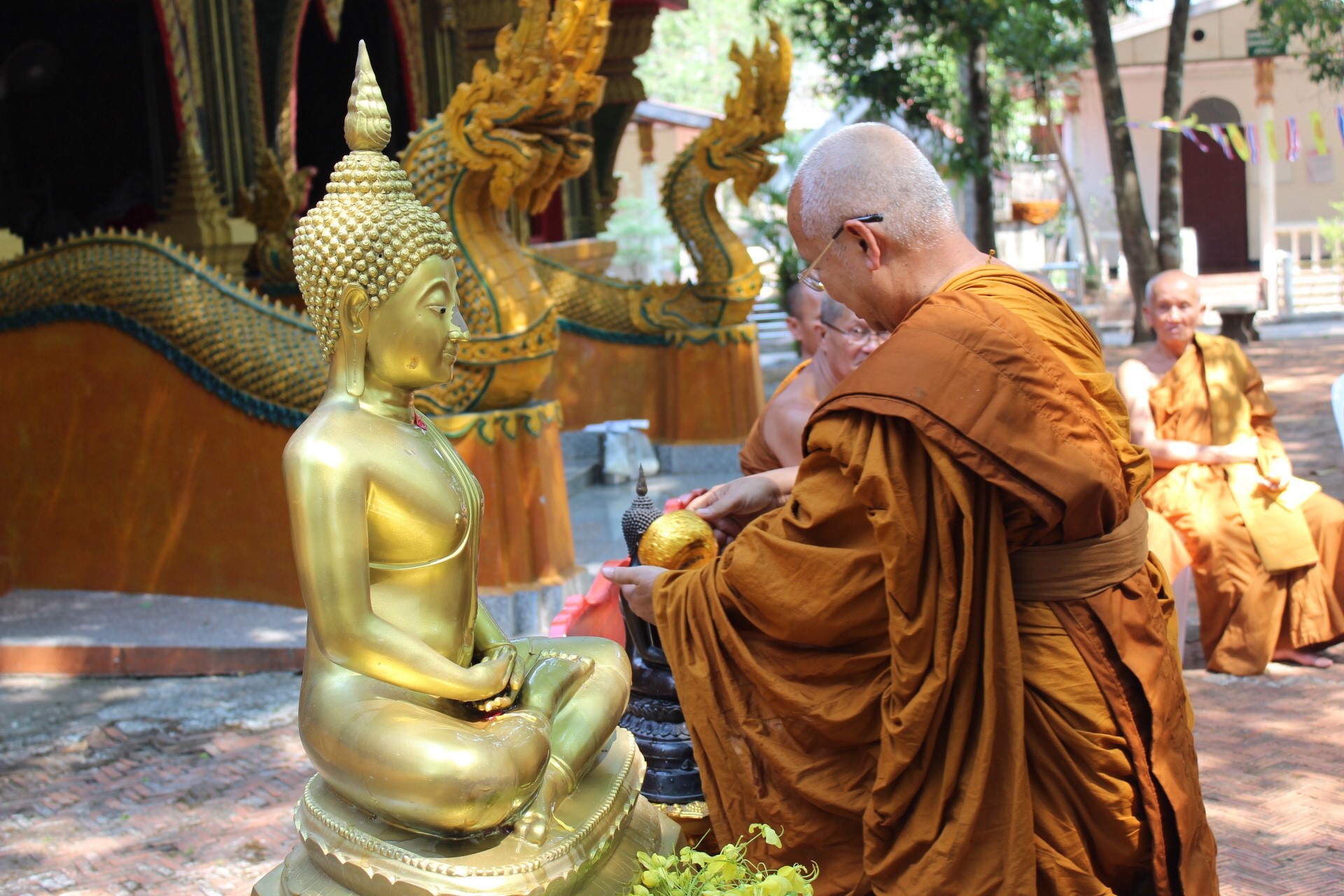 สพจ.หนองคาย จัดงานสรงน้ำพระสงฆ์และรดน้ำขอพร เนื่องในโอกาสวันสงกรานต์ ประจำปี 2561