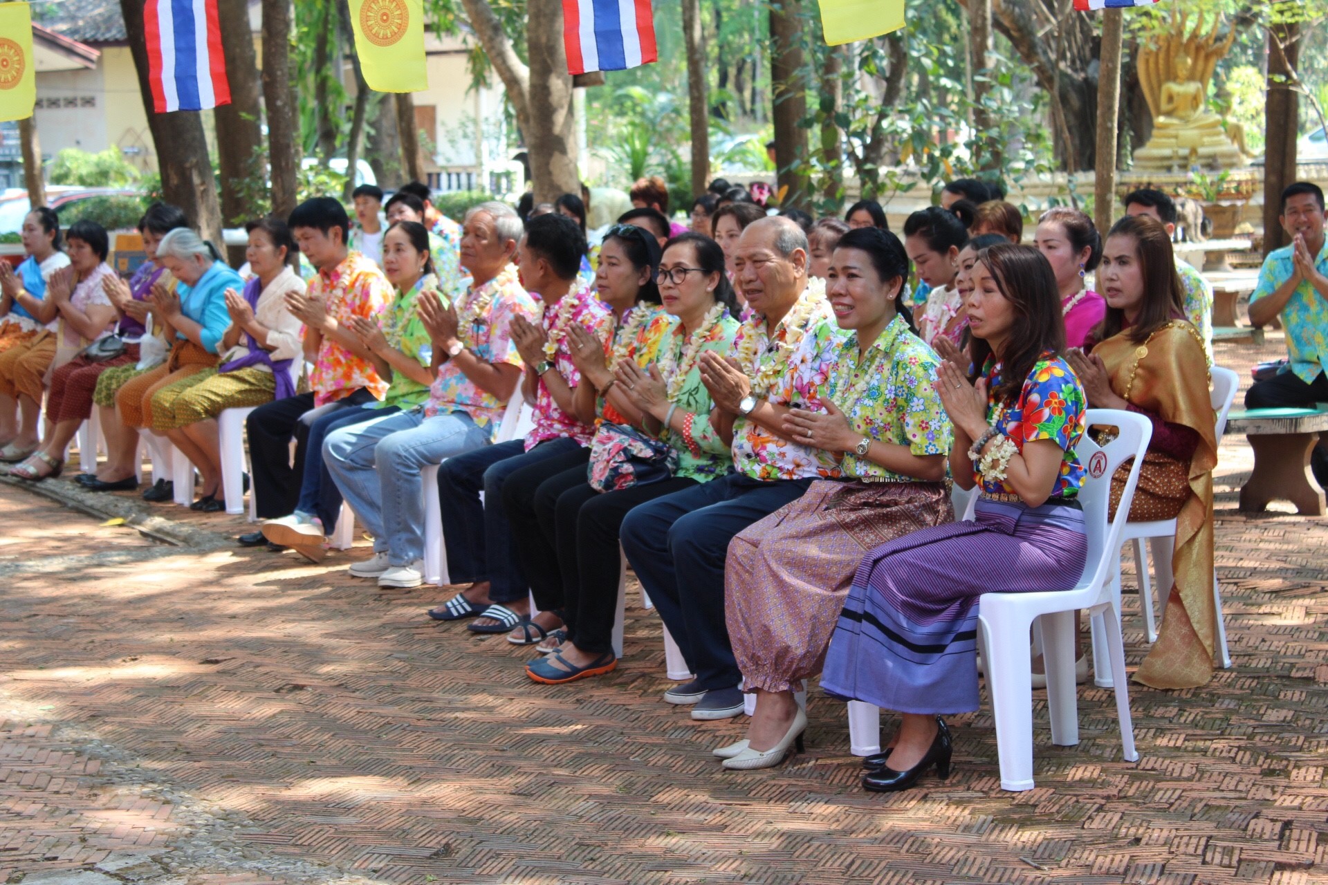 สพจ.หนองคาย จัดงานสรงน้ำพระสงฆ์และรดน้ำขอพร เนื่องในโอกาสวันสงกรานต์ ประจำปี 2561