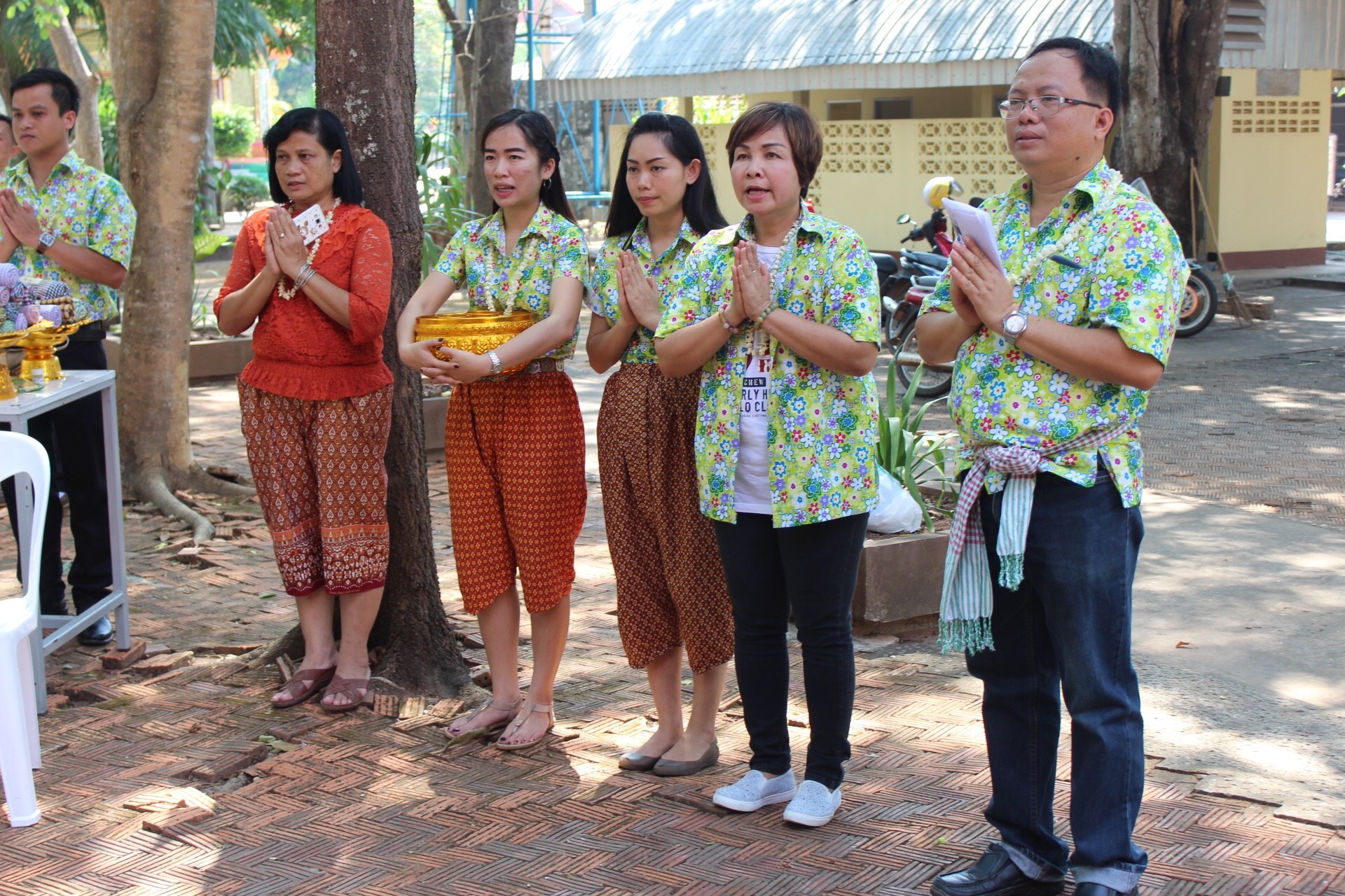 สพจ.หนองคาย จัดงานสรงน้ำพระสงฆ์และรดน้ำขอพร เนื่องในโอกาสวันสงกรานต์ ประจำปี 2561