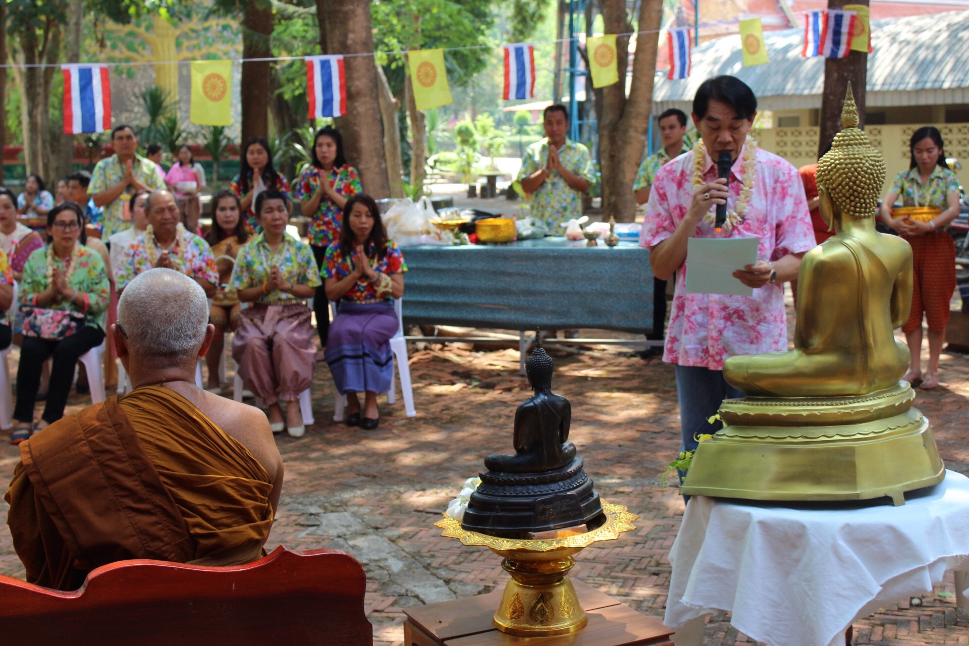 สพจ.หนองคาย จัดงานสรงน้ำพระสงฆ์และรดน้ำขอพร เนื่องในโอกาสวันสงกรานต์ ประจำปี 2561