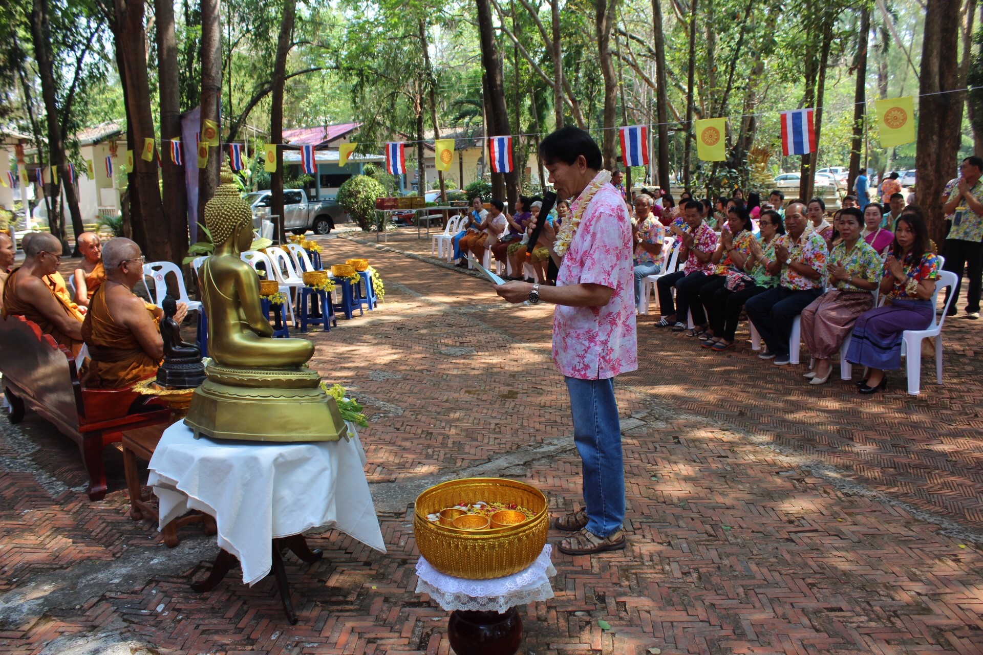 สพจ.หนองคาย จัดงานสรงน้ำพระสงฆ์และรดน้ำขอพร เนื่องในโอกาสวันสงกรานต์ ประจำปี 2561
