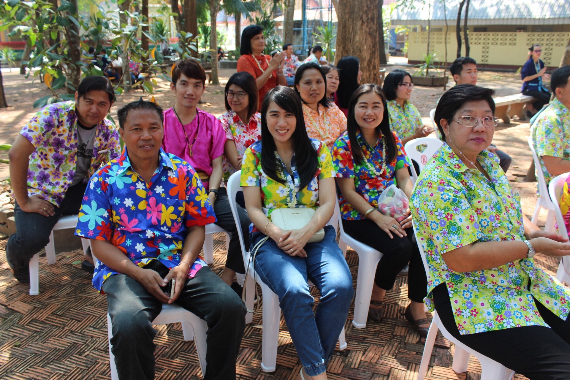 สพจ.หนองคาย จัดงานสรงน้ำพระสงฆ์และรดน้ำขอพร เนื่องในโอกาสวันสงกรานต์ ประจำปี 2561