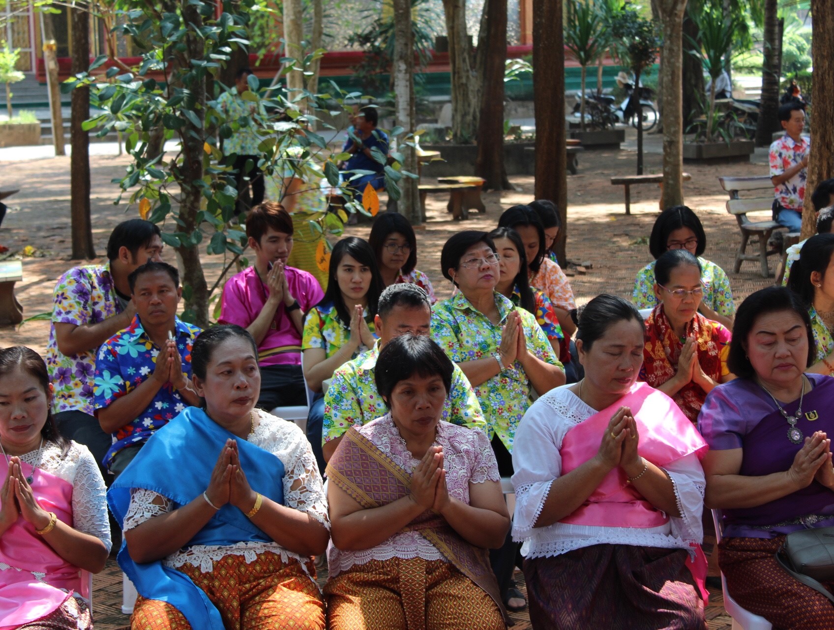 สพจ.หนองคาย จัดงานสรงน้ำพระสงฆ์และรดน้ำขอพร เนื่องในโอกาสวันสงกรานต์ ประจำปี 2561