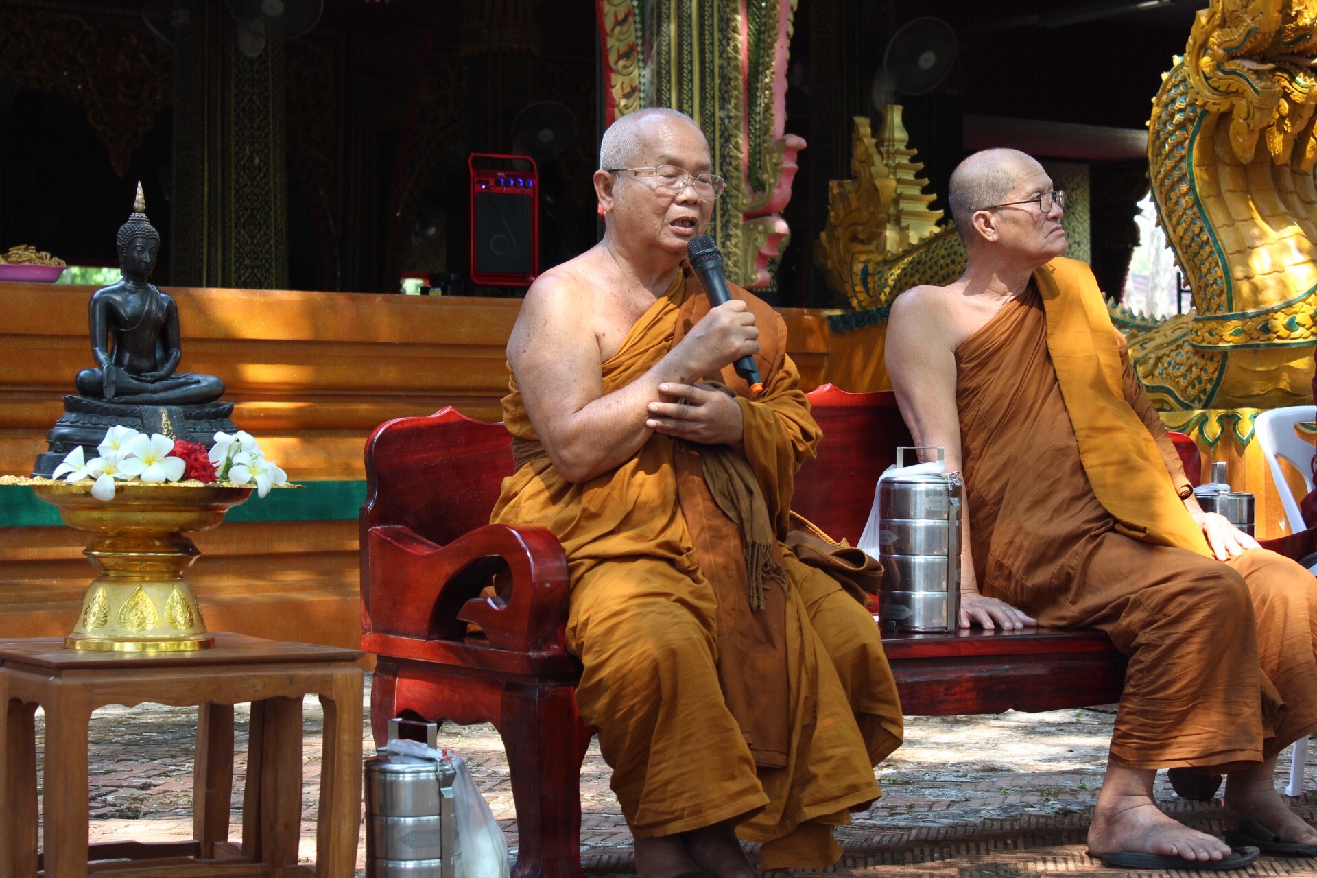 สพจ.หนองคาย จัดงานสรงน้ำพระสงฆ์และรดน้ำขอพร เนื่องในโอกาสวันสงกรานต์ ประจำปี 2561