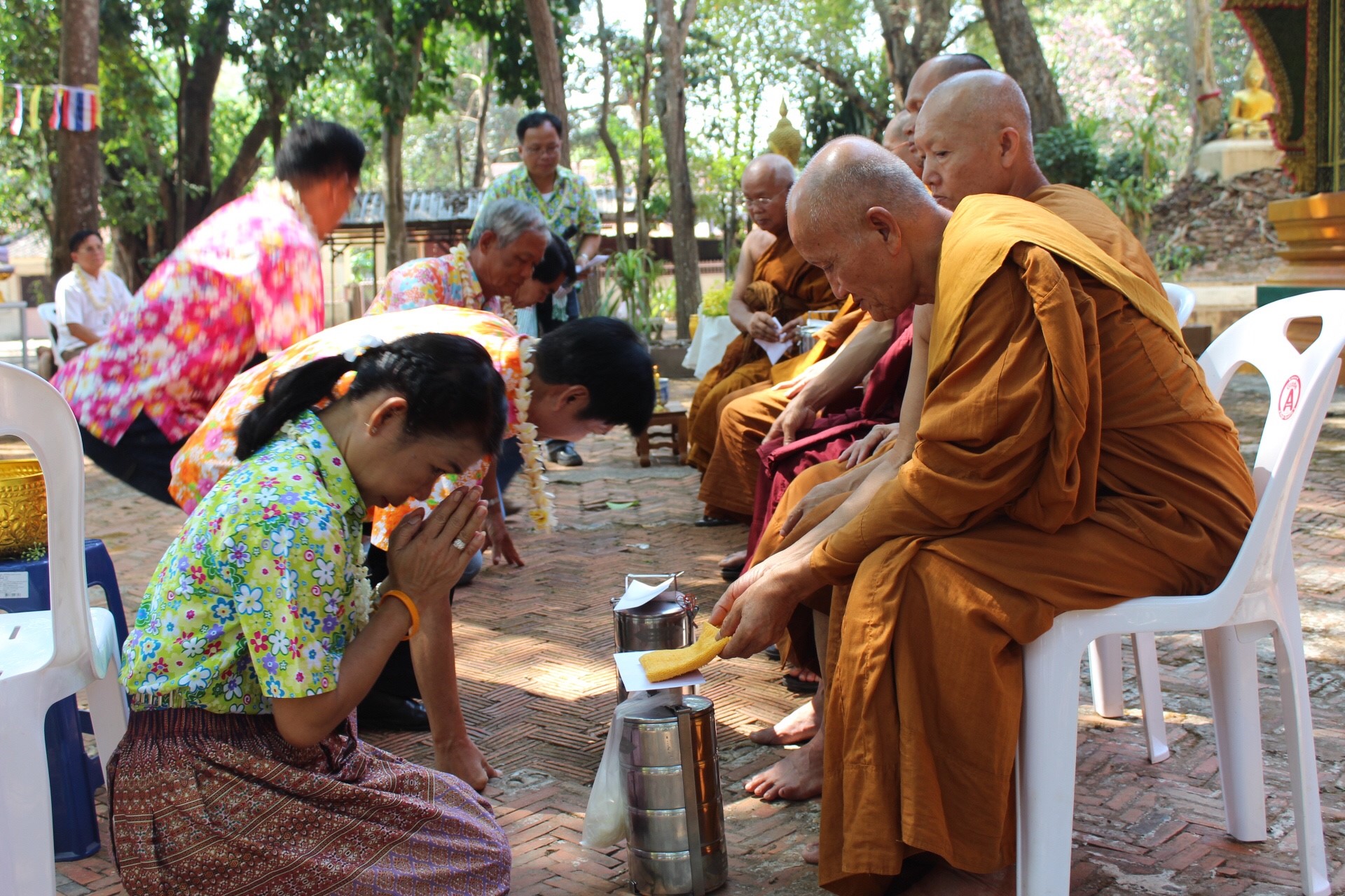 สพจ.หนองคาย จัดงานสรงน้ำพระสงฆ์และรดน้ำขอพร เนื่องในโอกาสวันสงกรานต์ ประจำปี 2561