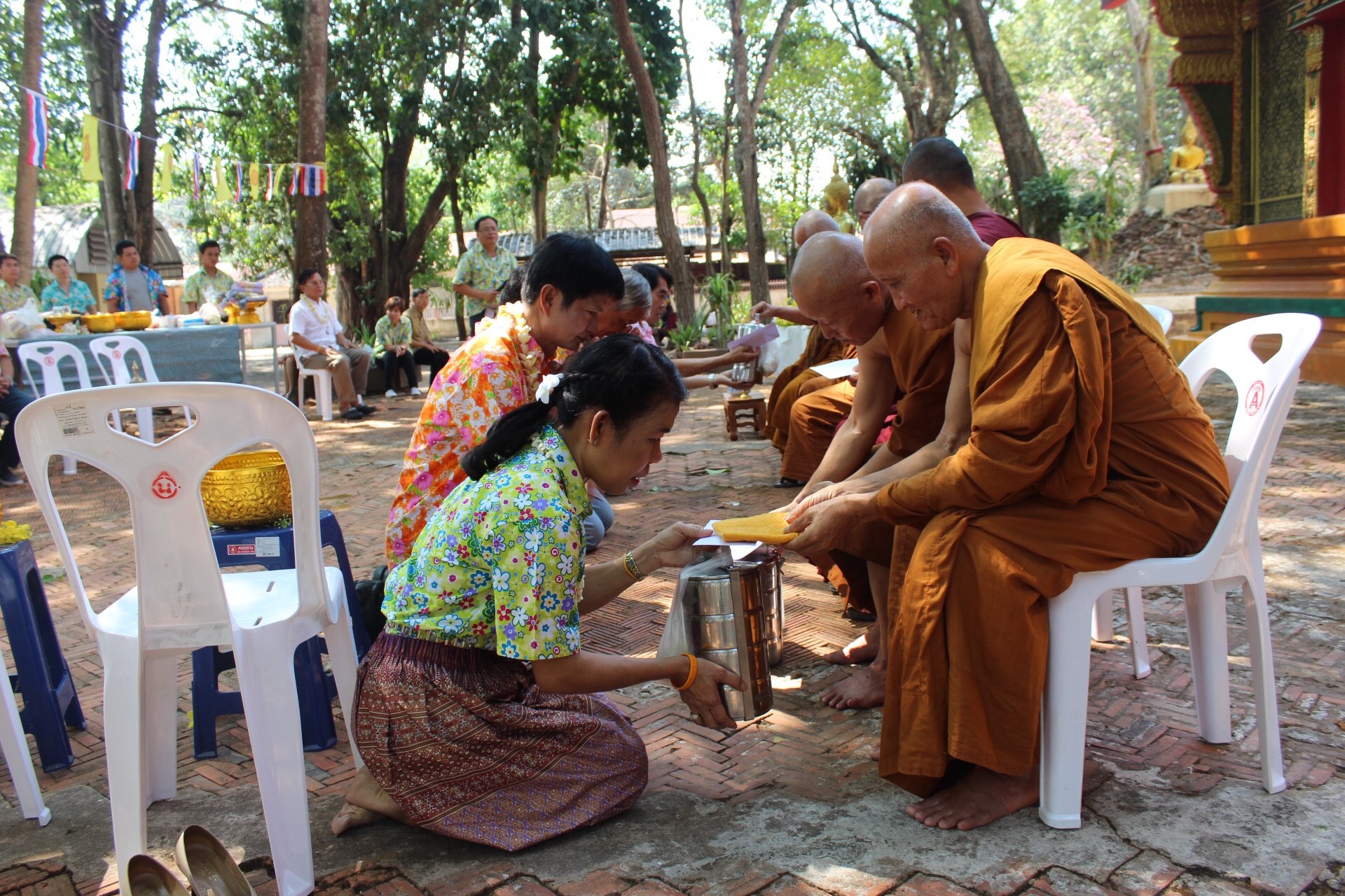 สพจ.หนองคาย จัดงานสรงน้ำพระสงฆ์และรดน้ำขอพร เนื่องในโอกาสวันสงกรานต์ ประจำปี 2561