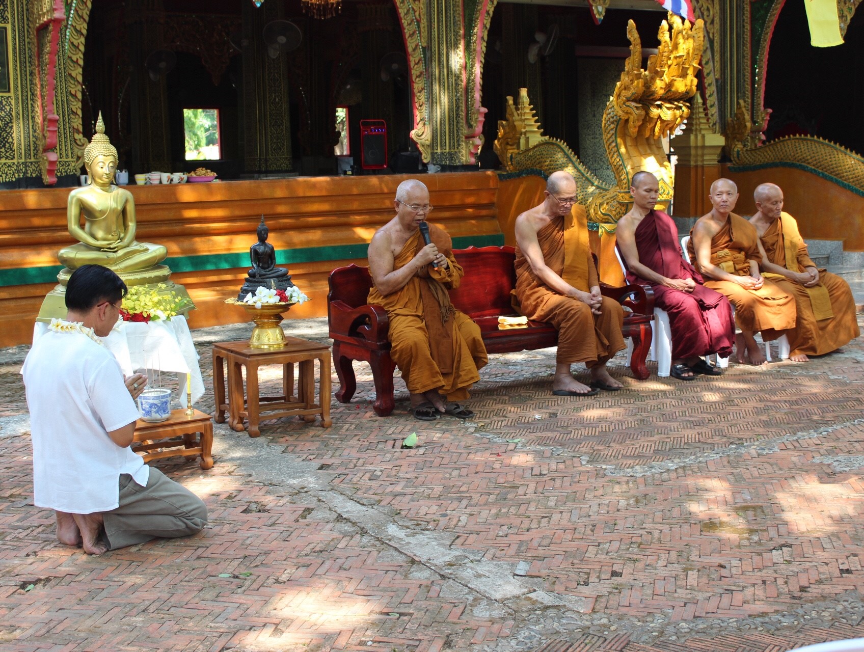 สพจ.หนองคาย จัดงานสรงน้ำพระสงฆ์และรดน้ำขอพร เนื่องในโอกาสวันสงกรานต์ ประจำปี 2561