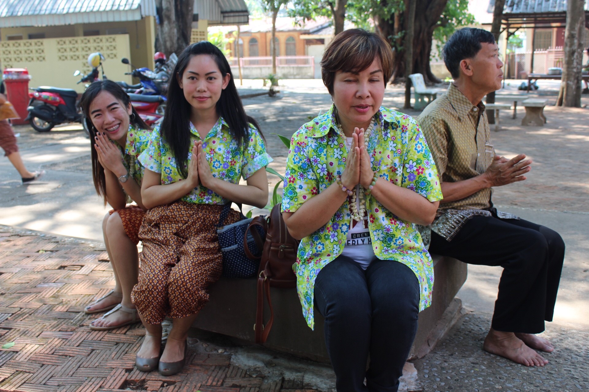 สพจ.หนองคาย จัดงานสรงน้ำพระสงฆ์และรดน้ำขอพร เนื่องในโอกาสวันสงกรานต์ ประจำปี 2561