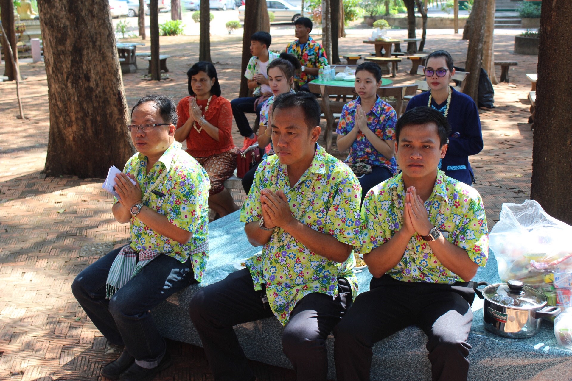 สพจ.หนองคาย จัดงานสรงน้ำพระสงฆ์และรดน้ำขอพร เนื่องในโอกาสวันสงกรานต์ ประจำปี 2561