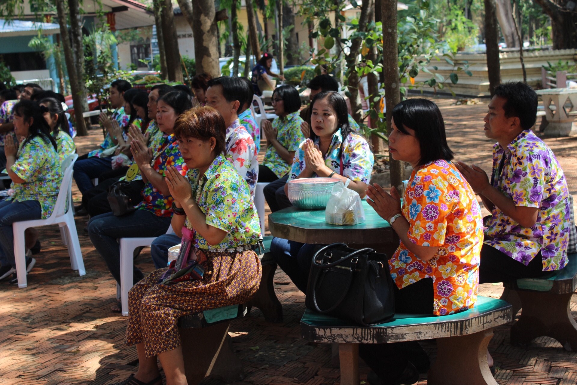 สพจ.หนองคาย จัดงานสรงน้ำพระสงฆ์และรดน้ำขอพร เนื่องในโอกาสวันสงกรานต์ ประจำปี 2561