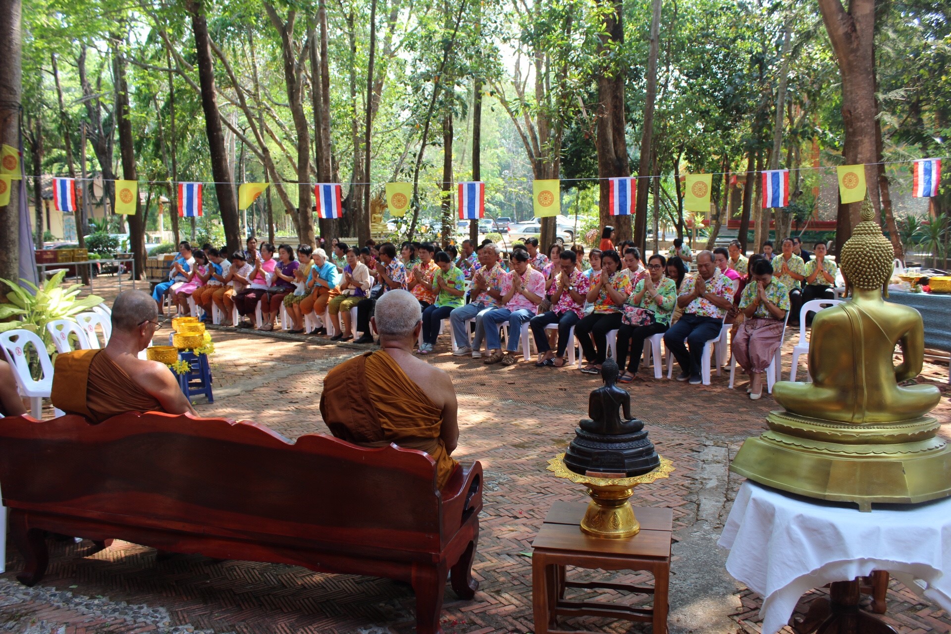 สพจ.หนองคาย จัดงานสรงน้ำพระสงฆ์และรดน้ำขอพร เนื่องในโอกาสวันสงกรานต์ ประจำปี 2561