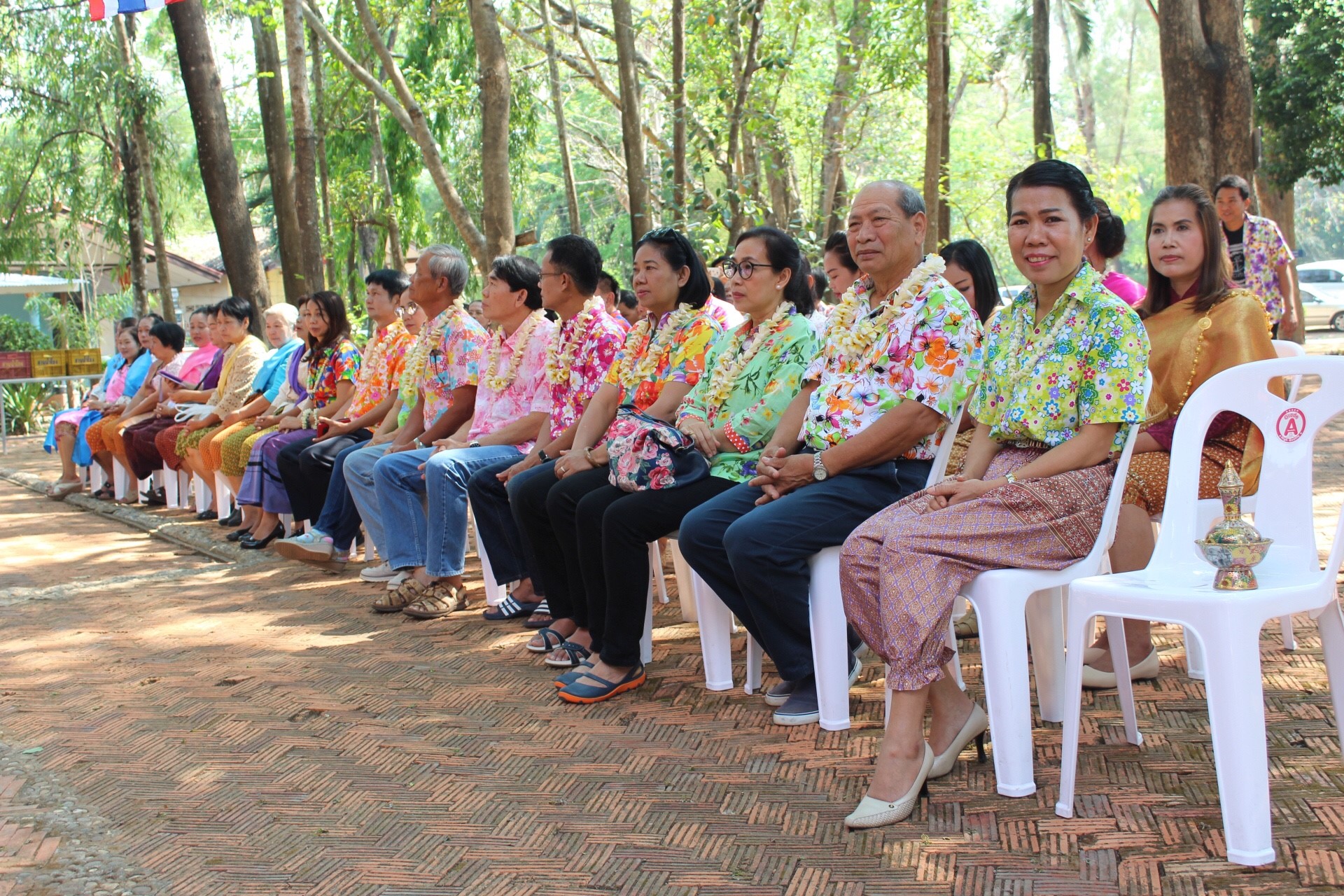 สพจ.หนองคาย จัดงานสรงน้ำพระสงฆ์และรดน้ำขอพร เนื่องในโอกาสวันสงกรานต์ ประจำปี 2561