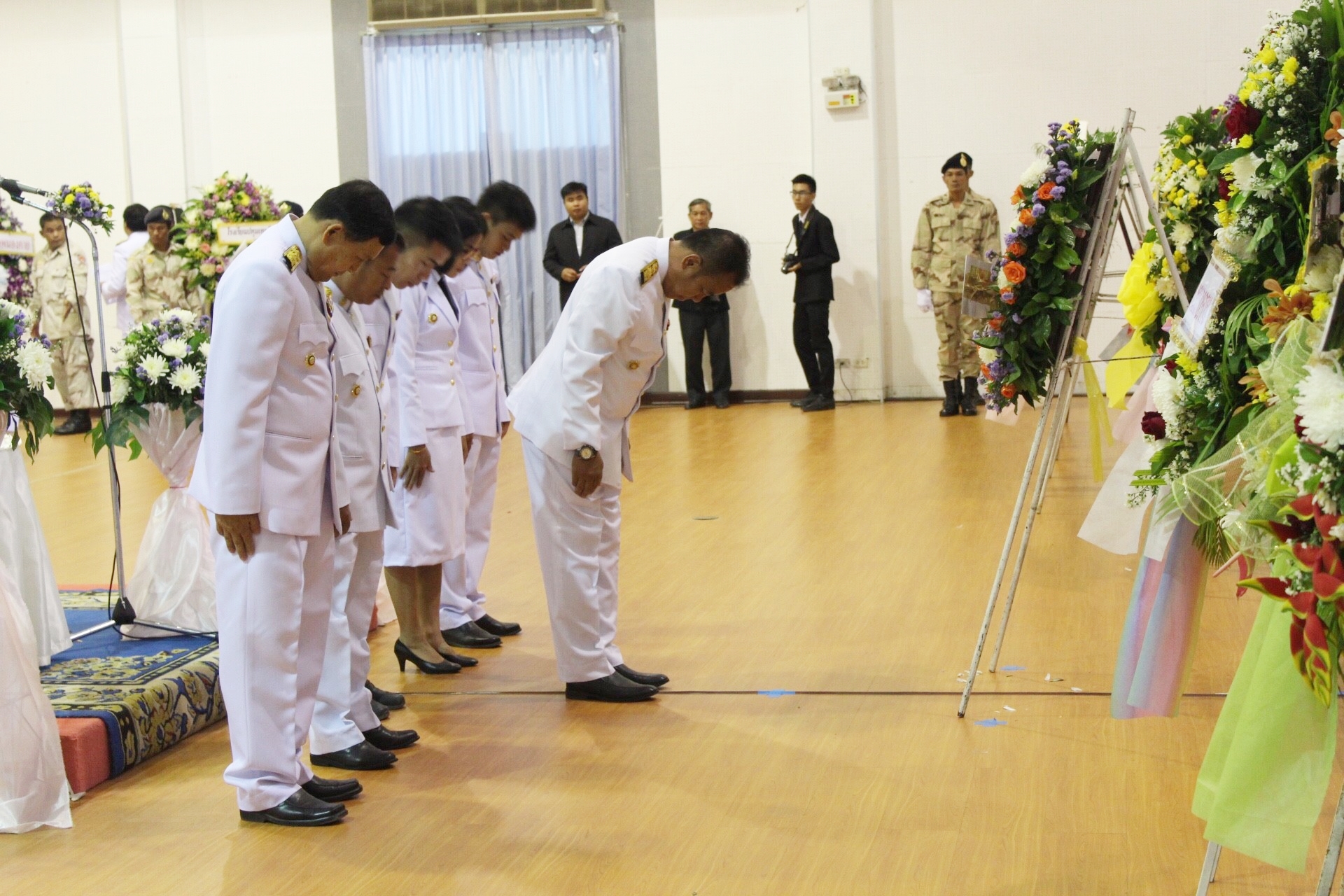 พช.หนองคาย ร่วมพิธีวางพวงมาลาเนื่องในวันคล้ายวันสวรรคตสมเด็จพระนเรศวรมหาราช ประจำปี 2561