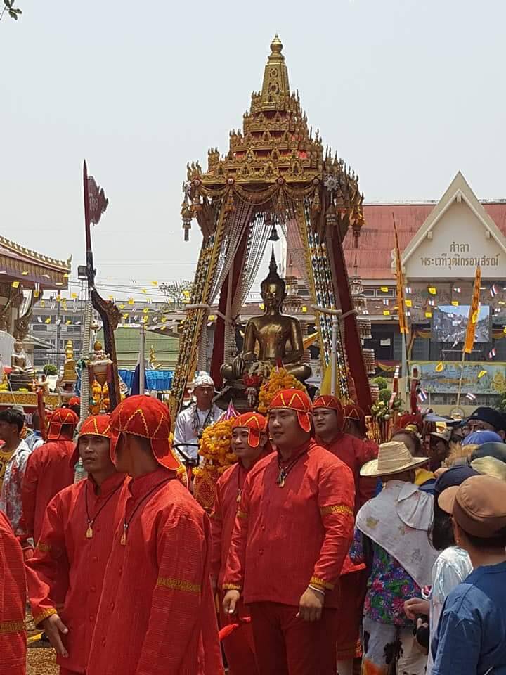ธีอัญเชิญหลวงพ่อพระใส พระคู่บ้าน คู่เมือง ของชาวจังหวัดหนองคายและชาว สปป.ลาว เพื่อแห่รอบเมือง ให้ประชาชนได้สรงน้ำหลวงพ่อพระใสอย่างใกล้ชิด เนื่องในเทศกาลตรุษสงกรานต์