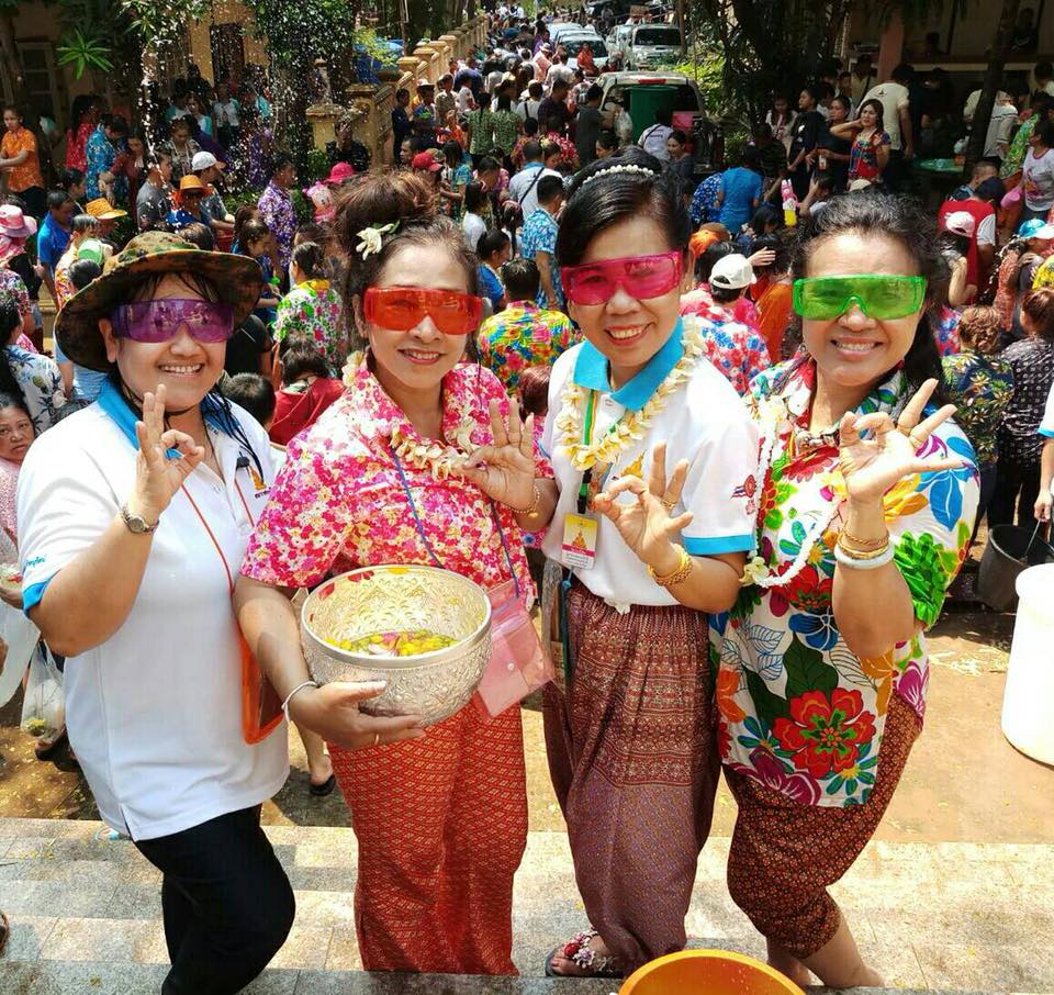 ธีอัญเชิญหลวงพ่อพระใส พระคู่บ้าน คู่เมือง ของชาวจังหวัดหนองคายและชาว สปป.ลาว เพื่อแห่รอบเมือง ให้ประชาชนได้สรงน้ำหลวงพ่อพระใสอย่างใกล้ชิด เนื่องในเทศกาลตรุษสงกรานต์