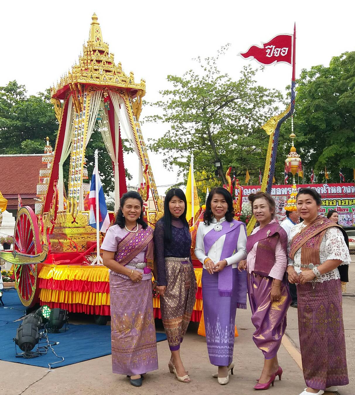 นางชะตา ธุลีจันทร์ พัฒนาการจังหวัดหนองคาย ร่วมงานแถลงข่าว “มหาสงกรานต์ อีสานหนองคาย” ประจำปี 2561 ณ ลานวัดโพธิ์ชัย (พระอารามหลวง) อ.เมืองฯ จ.หนองคาย