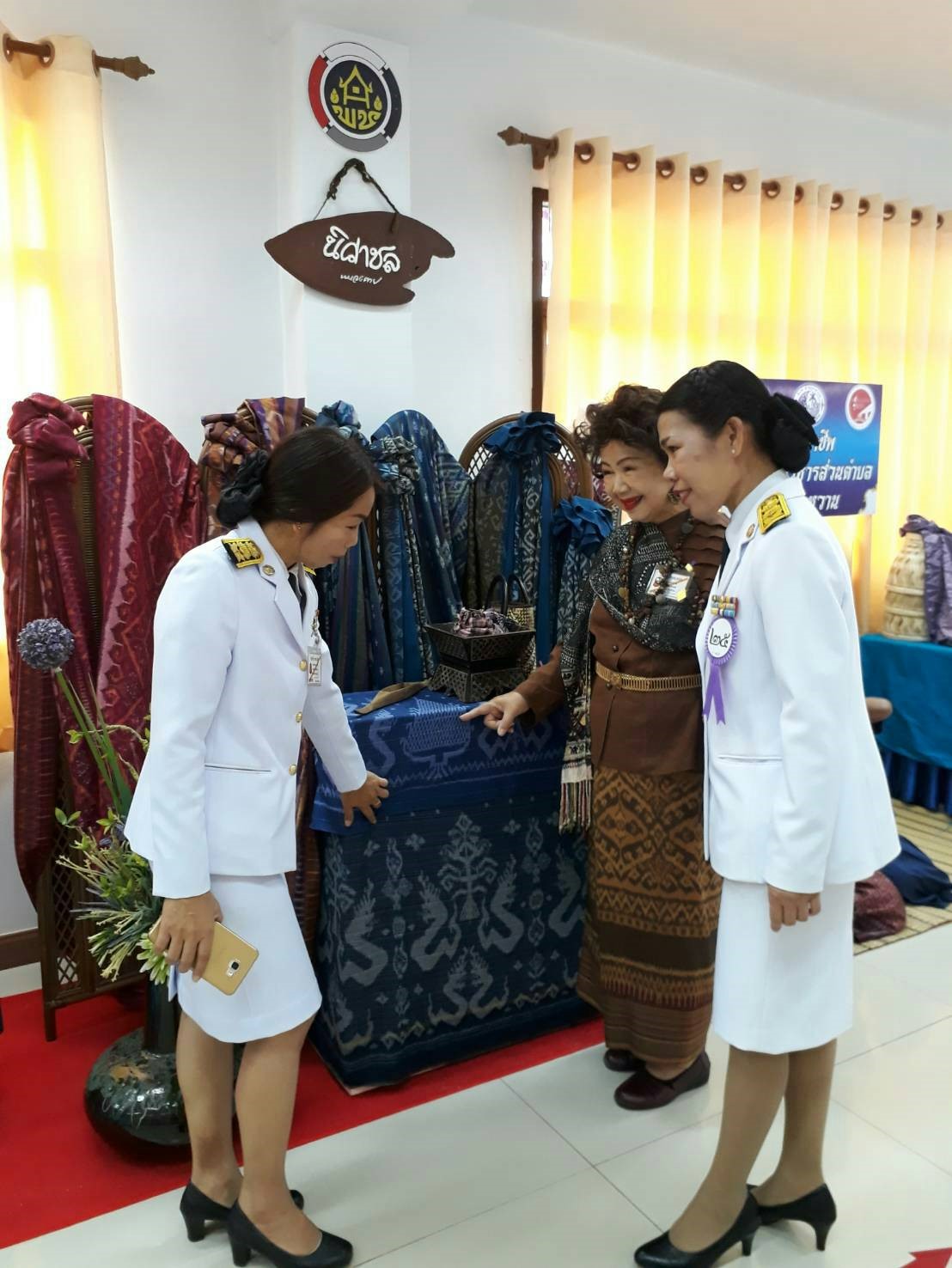 นางชะตา ธุลีจันทร์ พัฒนาการจังหวัดหนองคาย เฝ้ารับเสด็จพระเจ้าหลานเธอ พระองค์เจ้าอทิตยาทรกิติคุณ