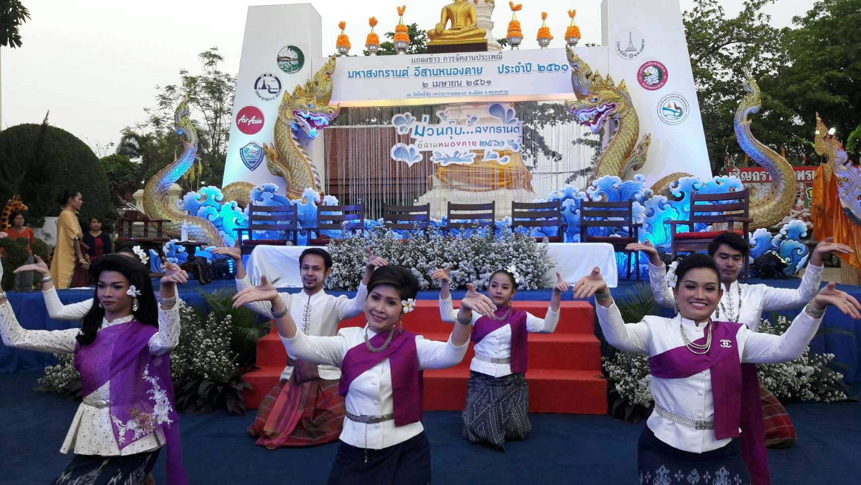 นางชะตา ธุลีจันทร์ พัฒนาการจังหวัดหนองคาย ร่วมงานแถลงข่าว “มหาสงกรานต์ อีสานหนองคาย” ประจำปี 2561 ณ ลานวัดโพธิ์ชัย (พระอารามหลวง) อ.เมืองฯ จ.หนองคาย