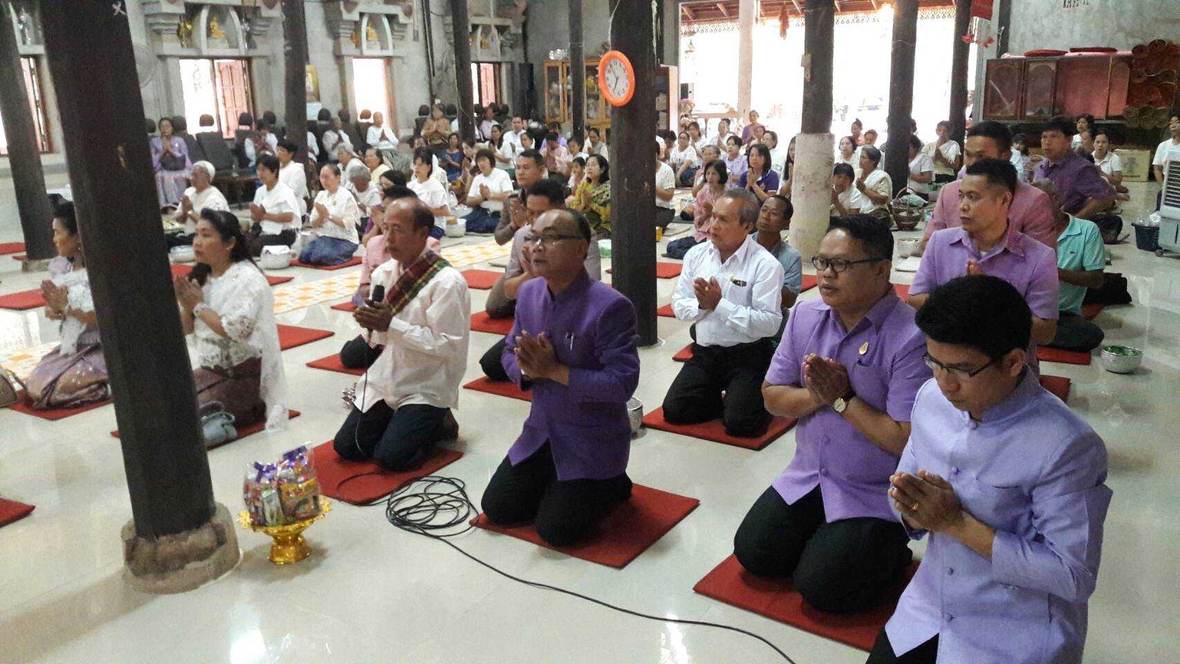 นางชะตา ธุลีจันทร์ พัฒนาการจังหวัดหนองคาย ร่วมทำบุญตักบาตร และประกอบพิธีทางศาสนา เนื่องในวันข้าราชการพลเรือน ประจำปี 2561