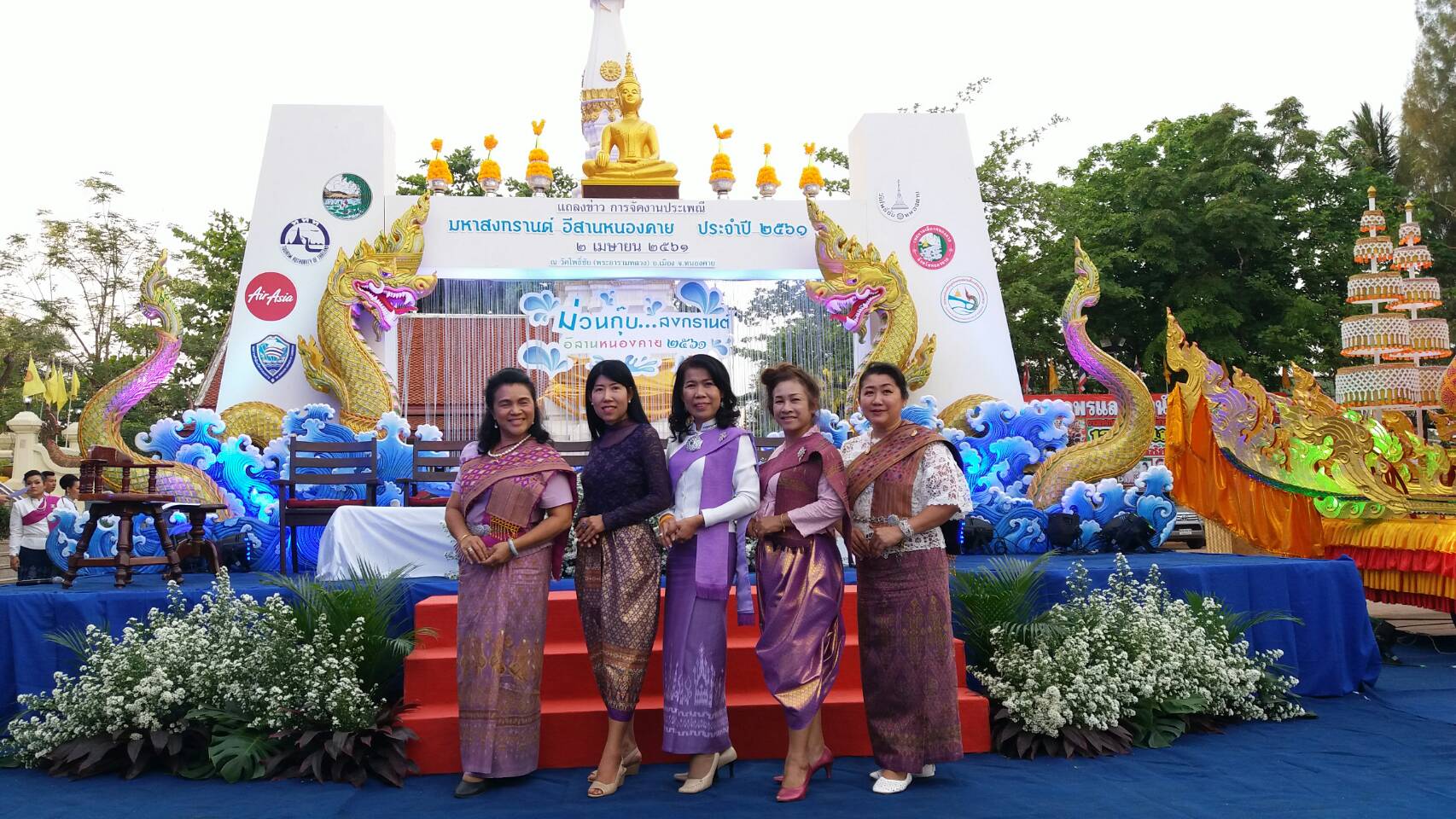 นางชะตา ธุลีจันทร์ พัฒนาการจังหวัดหนองคาย ร่วมงานแถลงข่าว “มหาสงกรานต์ อีสานหนองคาย” ประจำปี 2561 ณ ลานวัดโพธิ์ชัย (พระอารามหลวง) อ.เมืองฯ จ.หนองคาย