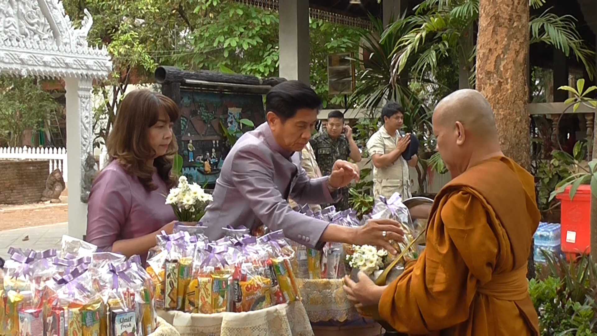 นางชะตา ธุลีจันทร์ พัฒนาการจังหวัดหนองคาย ร่วมทำบุญตักบาตร และประกอบพิธีทางศาสนา เนื่องในวันข้าราชการพลเรือน ประจำปี 2561