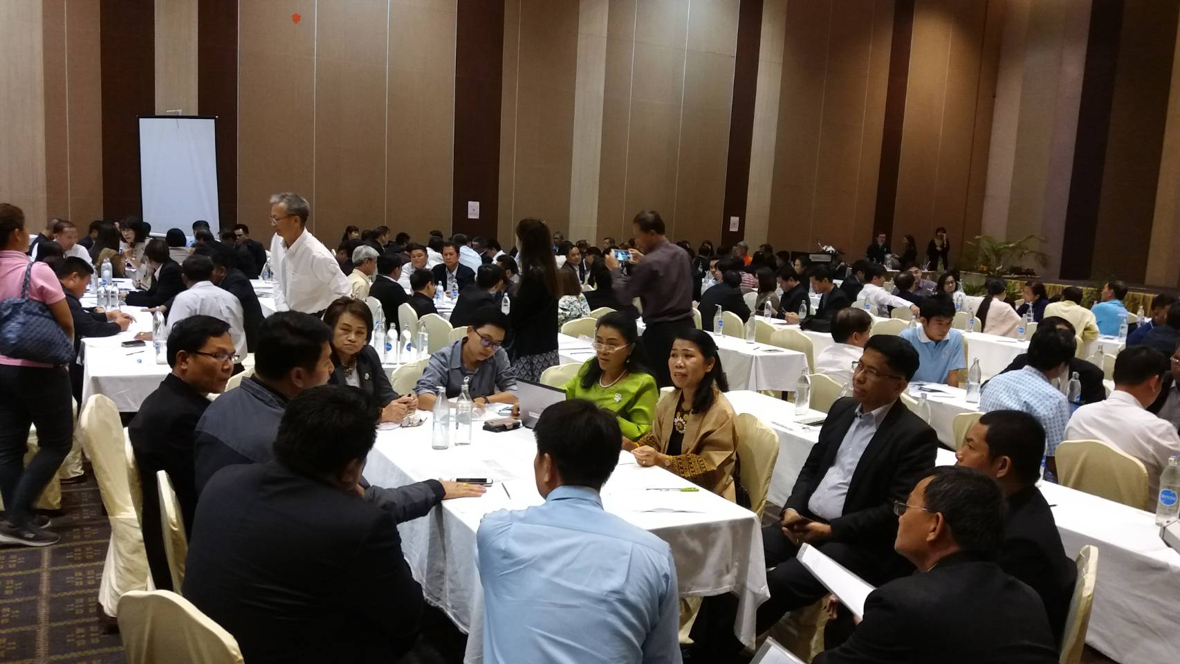 นางชะตา ธุลีจันทร์ พัฒนาการจังหวัดหนองคาย ร่วมประชุมประชุมเชิงปฏิบัติการผู้กำกับงานจังหวัดและหน่วยงานที่เกี่ยวข้อง ในการประเมินผลสัมฤทธิ์ของโครงการเน็ตประชารัฐ