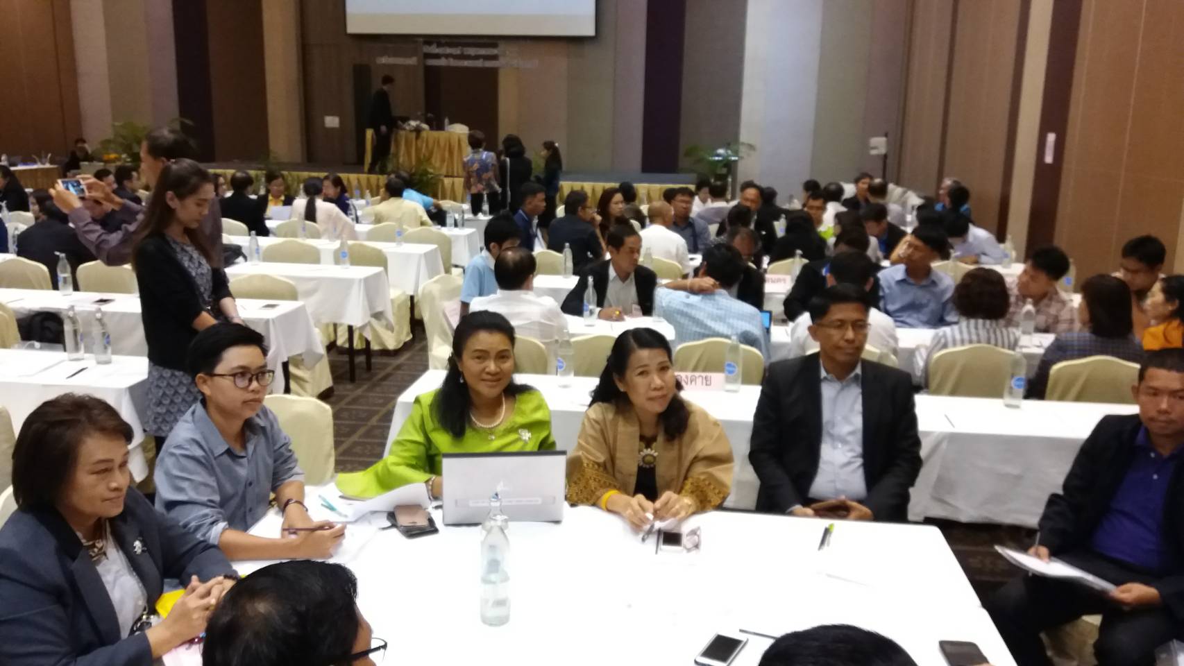 นางชะตา ธุลีจันทร์ พัฒนาการจังหวัดหนองคาย ร่วมประชุมประชุมเชิงปฏิบัติการผู้กำกับงานจังหวัดและหน่วยงานที่เกี่ยวข้อง ในการประเมินผลสัมฤทธิ์ของโครงการเน็ตประชารัฐ