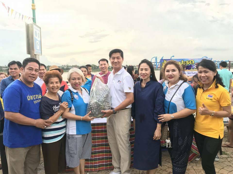 พจ.หนองคาย ร่วมประชาสัมพันธ์จำหน่ายสับปะรดแก่ผู้บริโภคที่สนใจ เพื่อช่วยเหลือเกษตรกรผู้ปลูกสับปะรด