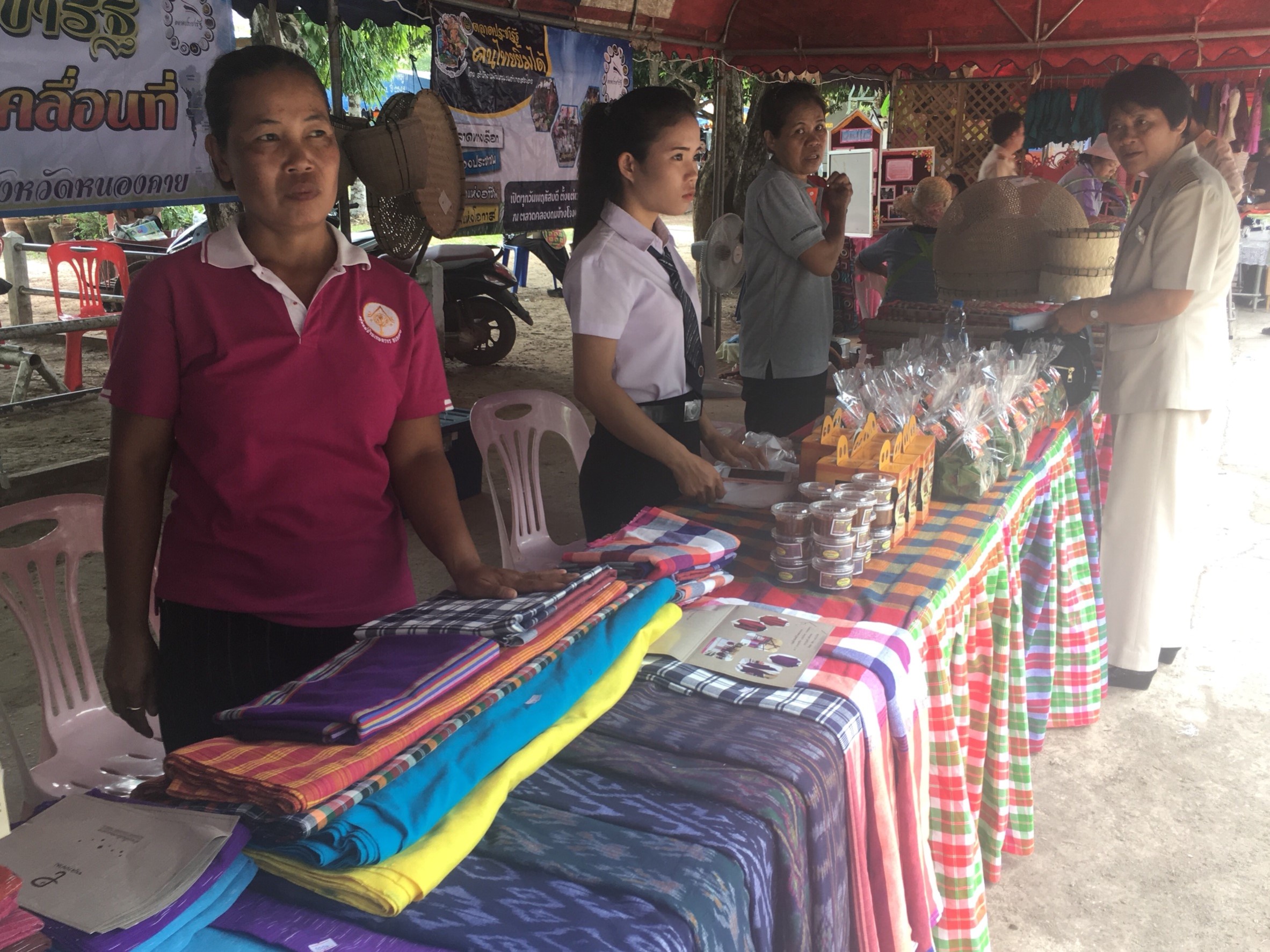 พช.หนองคาย ร่วมกิจกรรมปกป้องและเชิดชูสถาบันพระมหากษัตริย์ และหน่วยบำบัดทุกข์ บำรุงสุข จังหวัดหนองคาย ประจำเดือนพฤษภาคม 2561 2561 ณ โรงเรียนบ้านหนองบัวเงิน ตำบลสระใคร อำเภอสระใคร จังหวัดหนองคาย