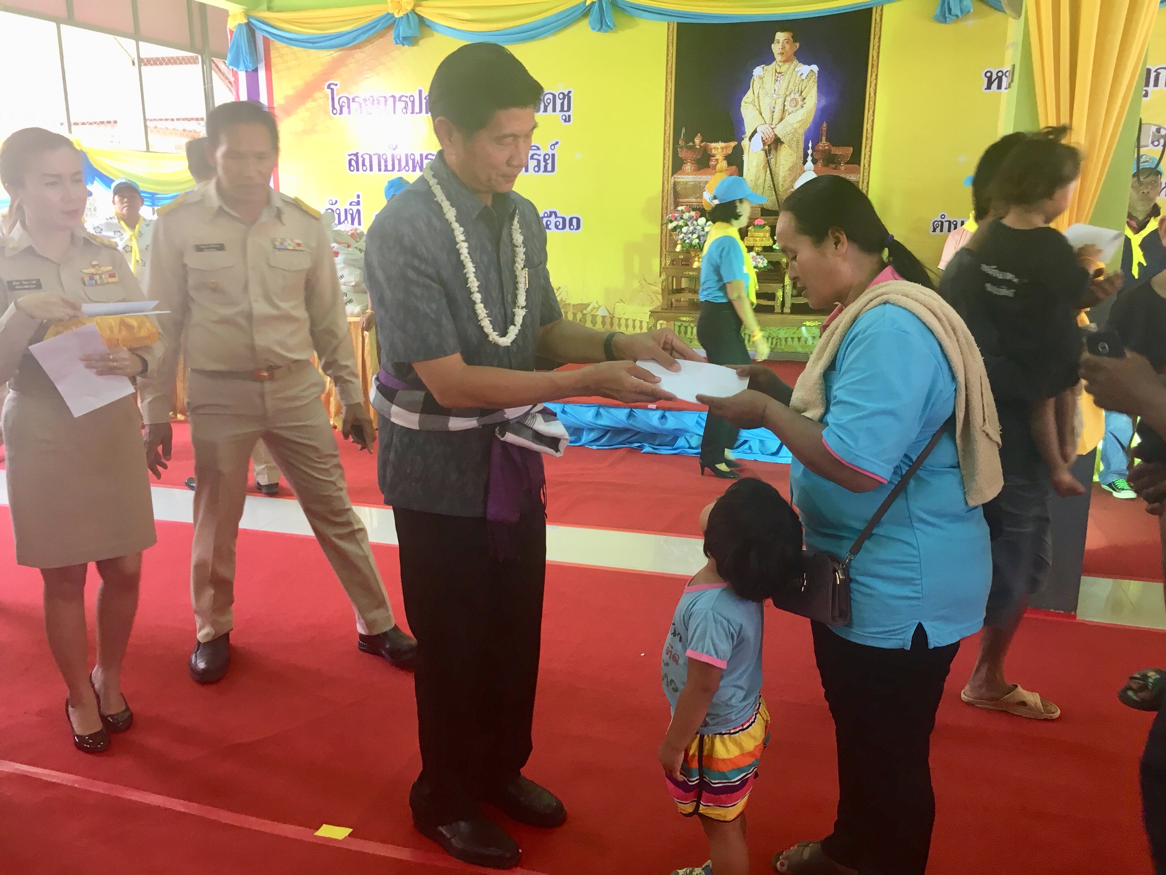 พช.หนองคาย ร่วมกิจกรรมปกป้องและเชิดชูสถาบันพระมหากษัตริย์ และหน่วยบำบัดทุกข์ บำรุงสุข จังหวัดหนองคาย ประจำเดือนพฤษภาคม 2561 2561 ณ โรงเรียนบ้านหนองบัวเงิน ตำบลสระใคร อำเภอสระใคร จังหวัดหนองคาย