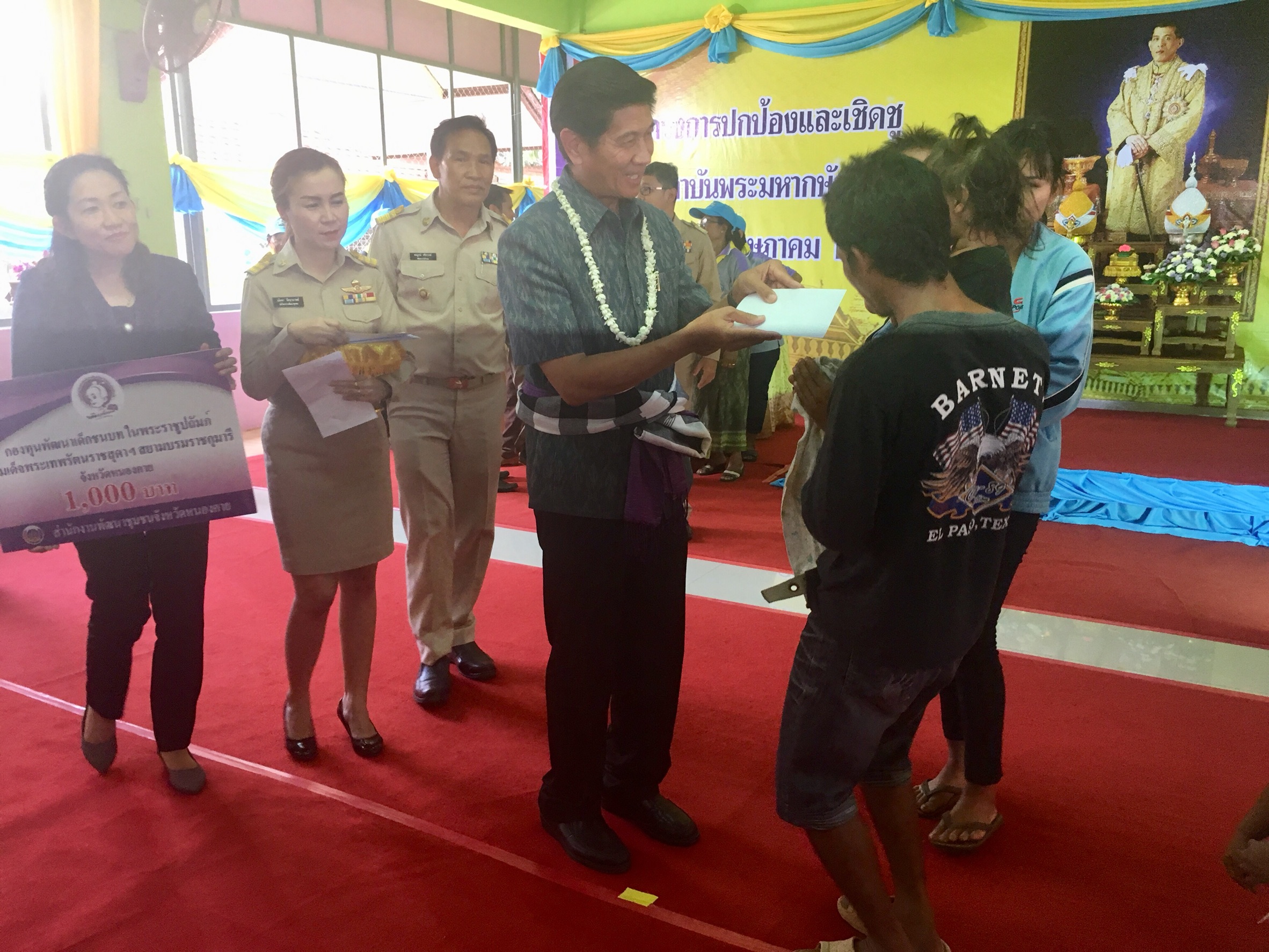 พช.หนองคาย ร่วมกิจกรรมปกป้องและเชิดชูสถาบันพระมหากษัตริย์ และหน่วยบำบัดทุกข์ บำรุงสุข จังหวัดหนองคาย ประจำเดือนพฤษภาคม 2561 2561 ณ โรงเรียนบ้านหนองบัวเงิน ตำบลสระใคร อำเภอสระใคร จังหวัดหนองคาย