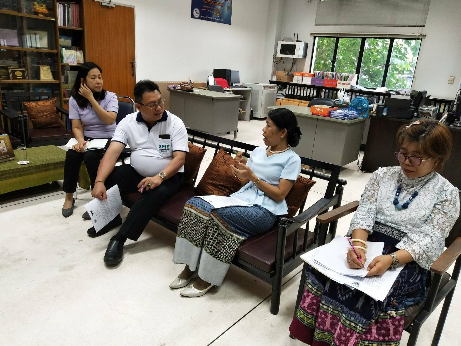 หนองคาย ร่วมรับฟังการประชุมผ่านระบบวีดีทัศน์ทางไกลเพื่อสร้างความรู้ความเข้าใจในกรอบแนวทางการดำเนินงานส่งเสริมช่องทางการตลาดสำหรับศูนย์สาธิตการตลาดและตลาดประชารัฐ