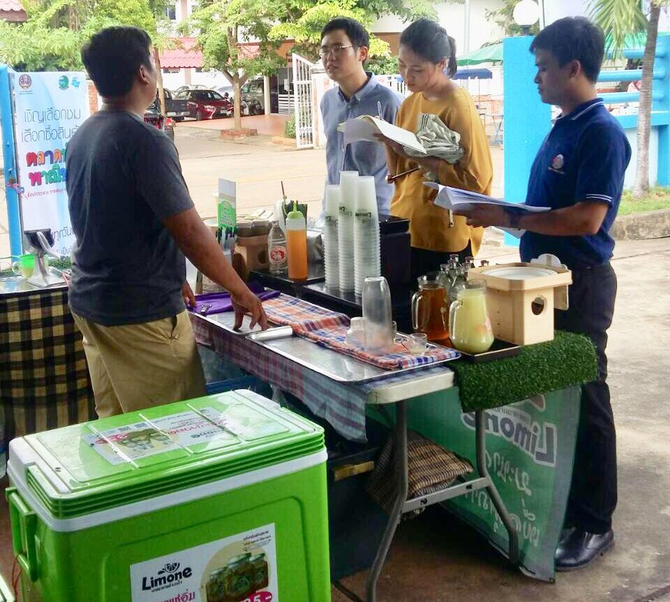 คณะจากสถาบันบัณฑิตบริหารธุรกิจ ศศินทร์ แห่งจุฬาลงกรณ์มหาวิทยาลัย สัมภาษณ์เชิงลึกผู้ประกอบการที่ลงทะเบียนโครงการตลาดประชารัฐ