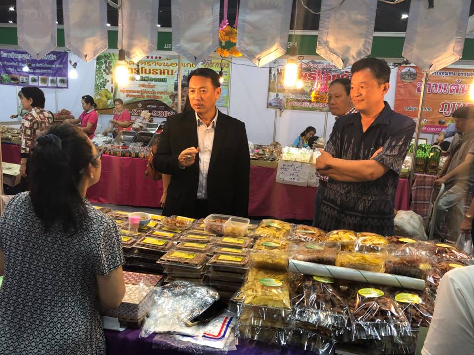 รองผู้ว่าฯหนองคาย เยี่ยมให้กำลังใจ ผู้ประกอบการ OTOP ในงาน OTOP Midyear 2018