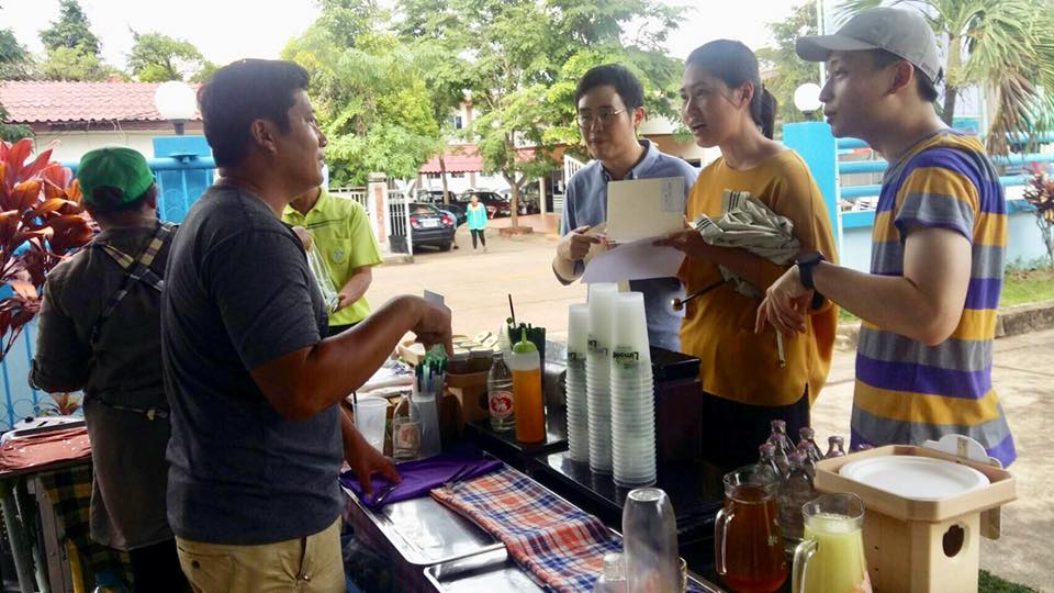 คณะจากสถาบันบัณฑิตบริหารธุรกิจ ศศินทร์ แห่งจุฬาลงกรณ์มหาวิทยาลัย สัมภาษณ์เชิงลึกผู้ประกอบการที่ลงทะเบียนโครงการตลาดประชารัฐ